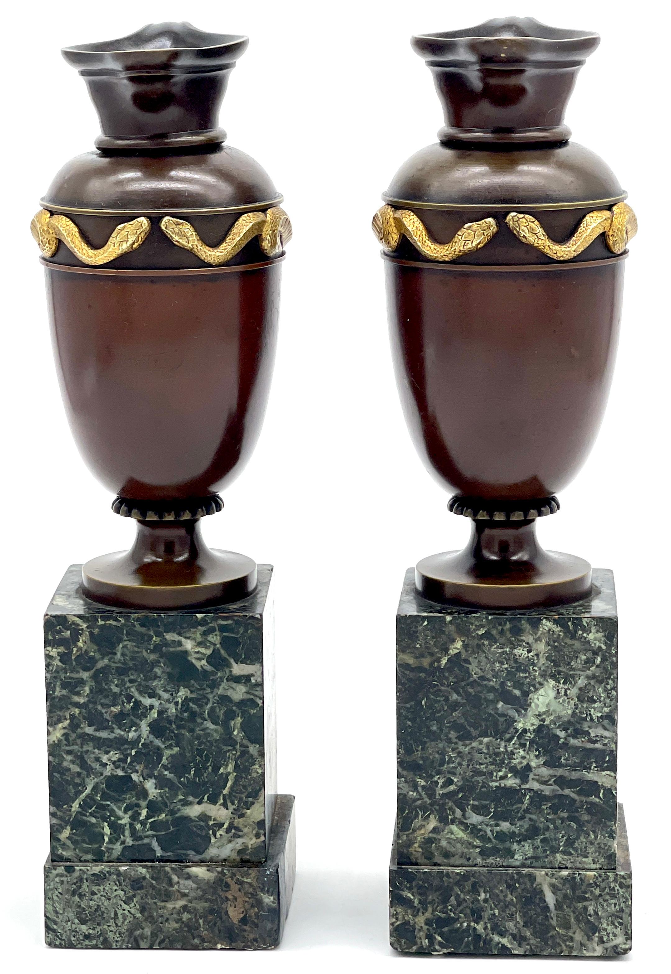 Paar  der römischen Grand Tour Bronze & Ormolu Schlangenmotiv Vasen/Ewers/Urns  im Zustand „Gut“ im Angebot in West Palm Beach, FL