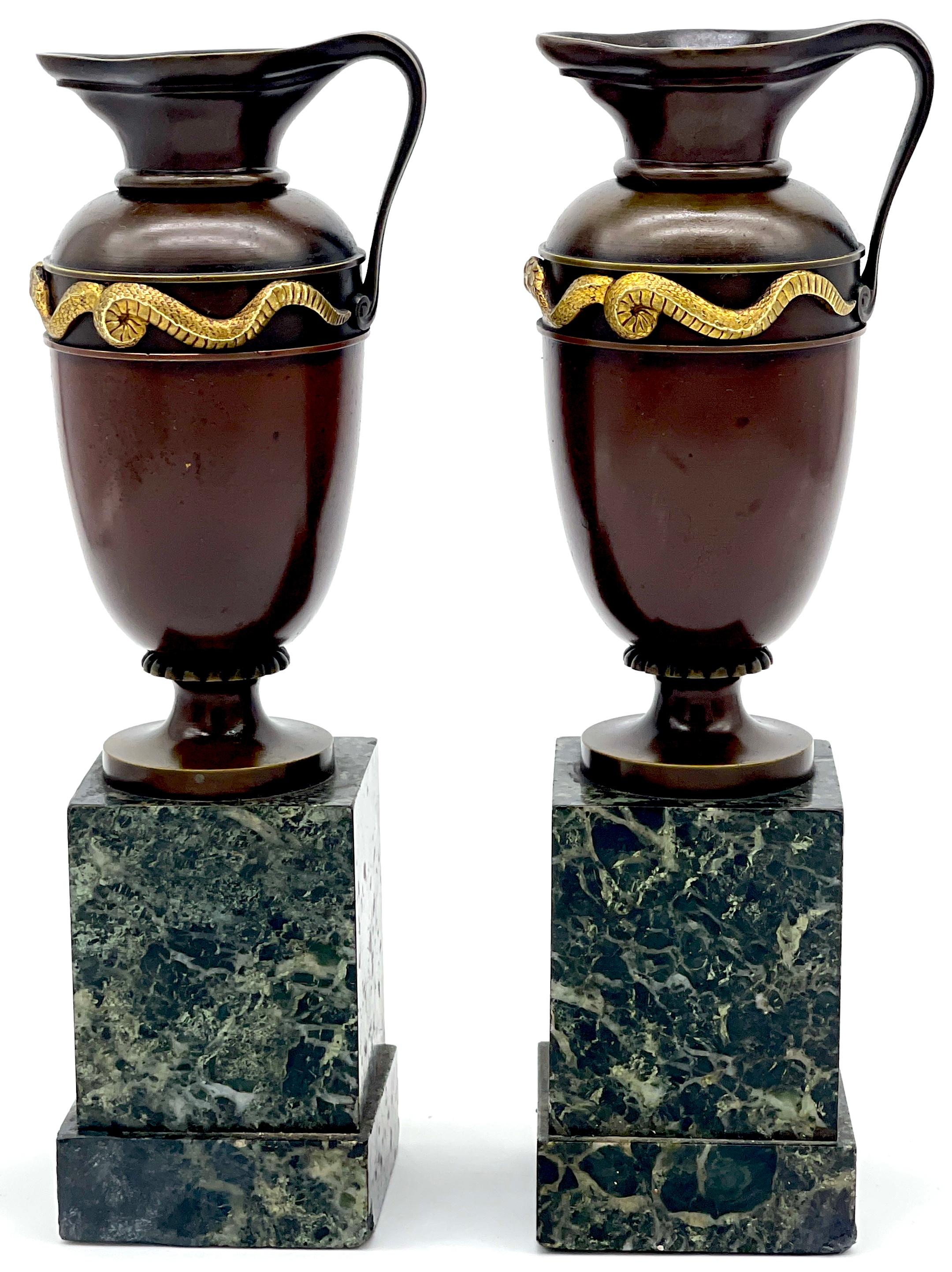 Paar  von Römische Grand Tour Bronze & Ormolu Schlange Schlangenmotiv Vasen/Ewers/Urns im Angebot 1