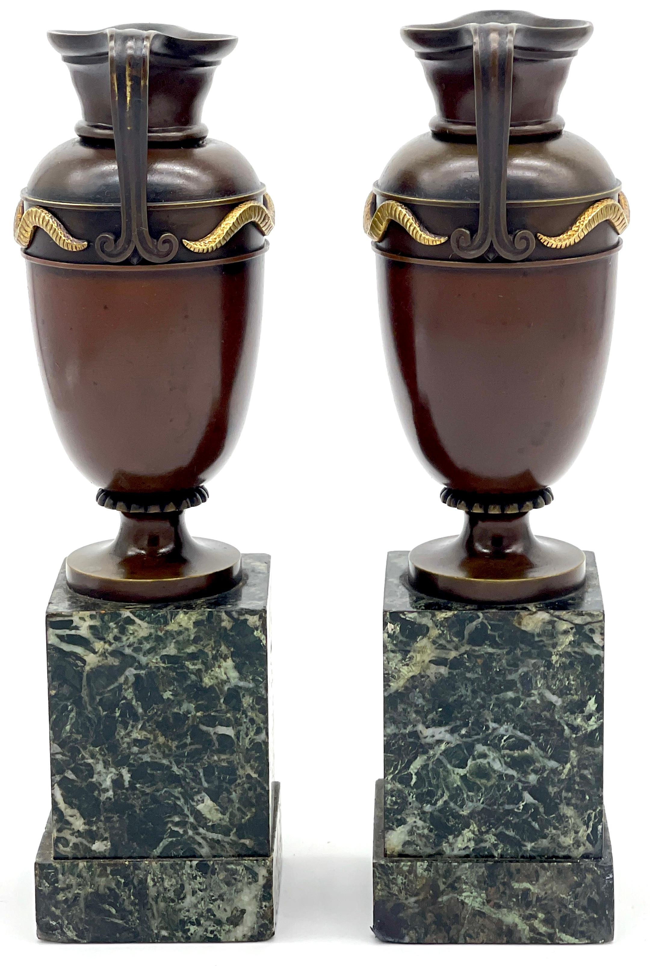 Paire  Vases/aiguières/urnes Roman Grand Tour à motif serpent en bronze et bronze doré  en vente 1