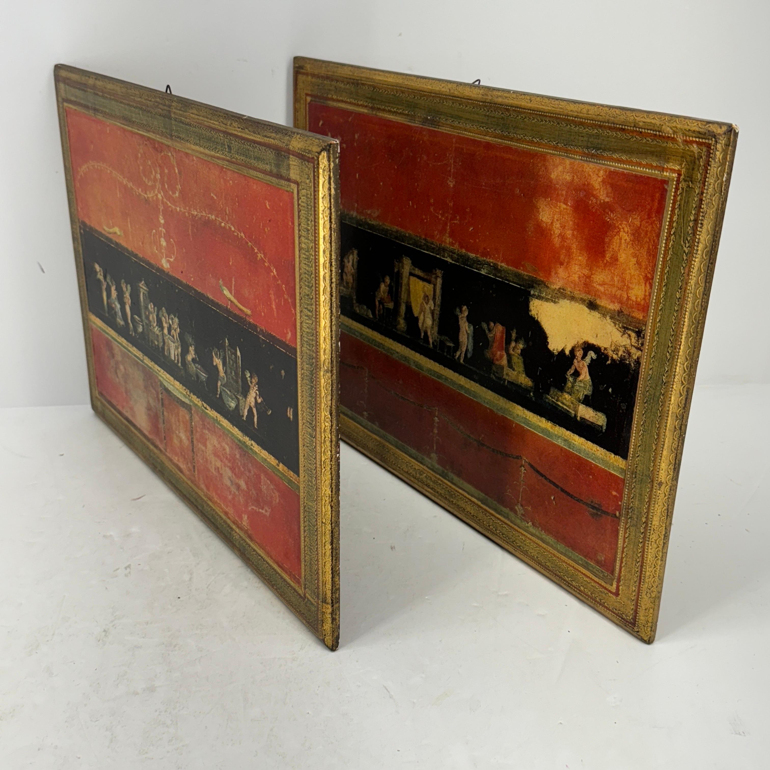 Beeindruckender Satz reproduzierter Fresken aus dem Haus der Vettii in Pompeji, Italien. Dieses Florentine Paar ist eine vergoldete Holzreproduktion der klassischen römischen Kunst. Sie sehen in einer Gruppe oder einzeln hängend wunderbar aus. 