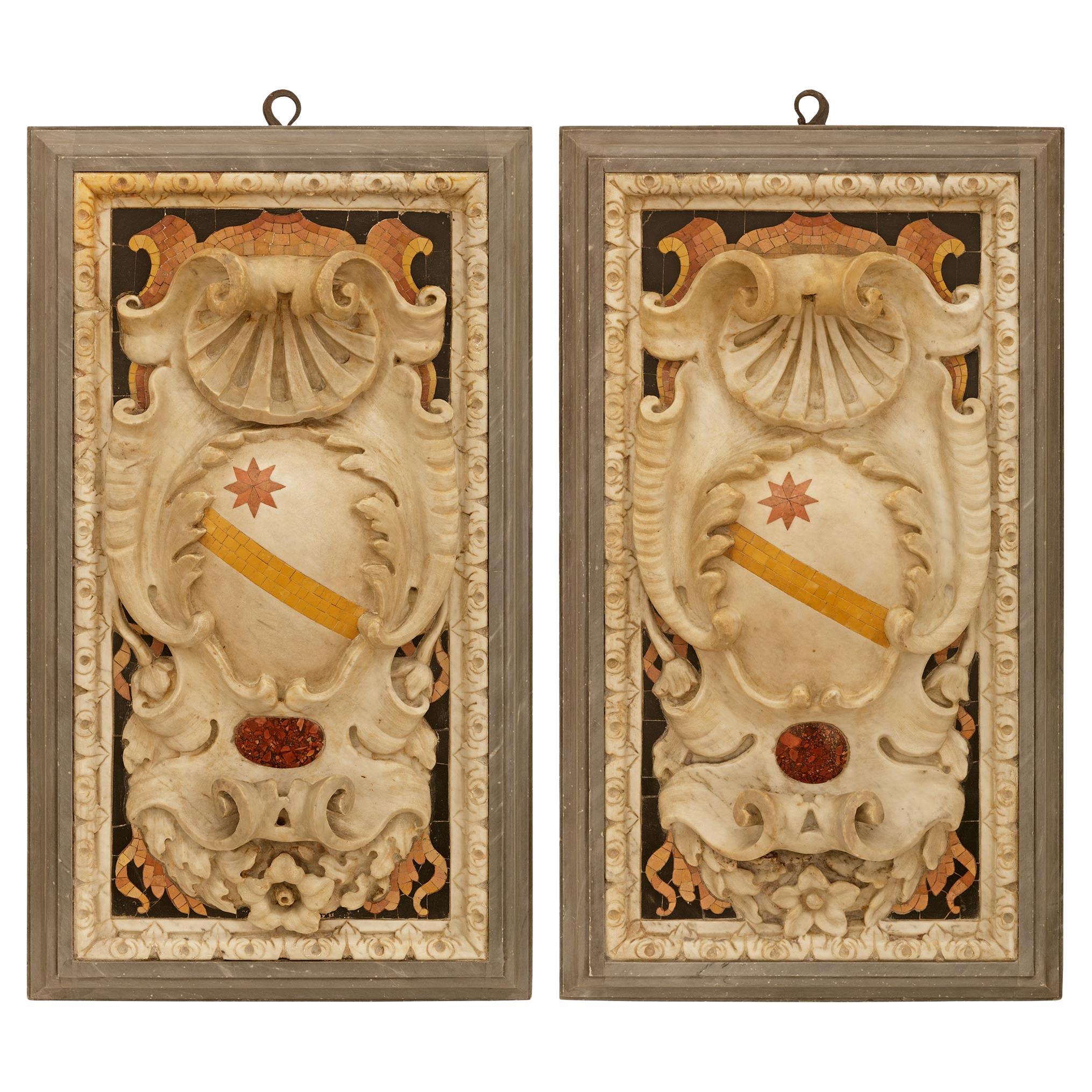Paire de crêtes/plaques en marbre romain de la fin du 17e siècle/début du 18e siècle de la période baroque