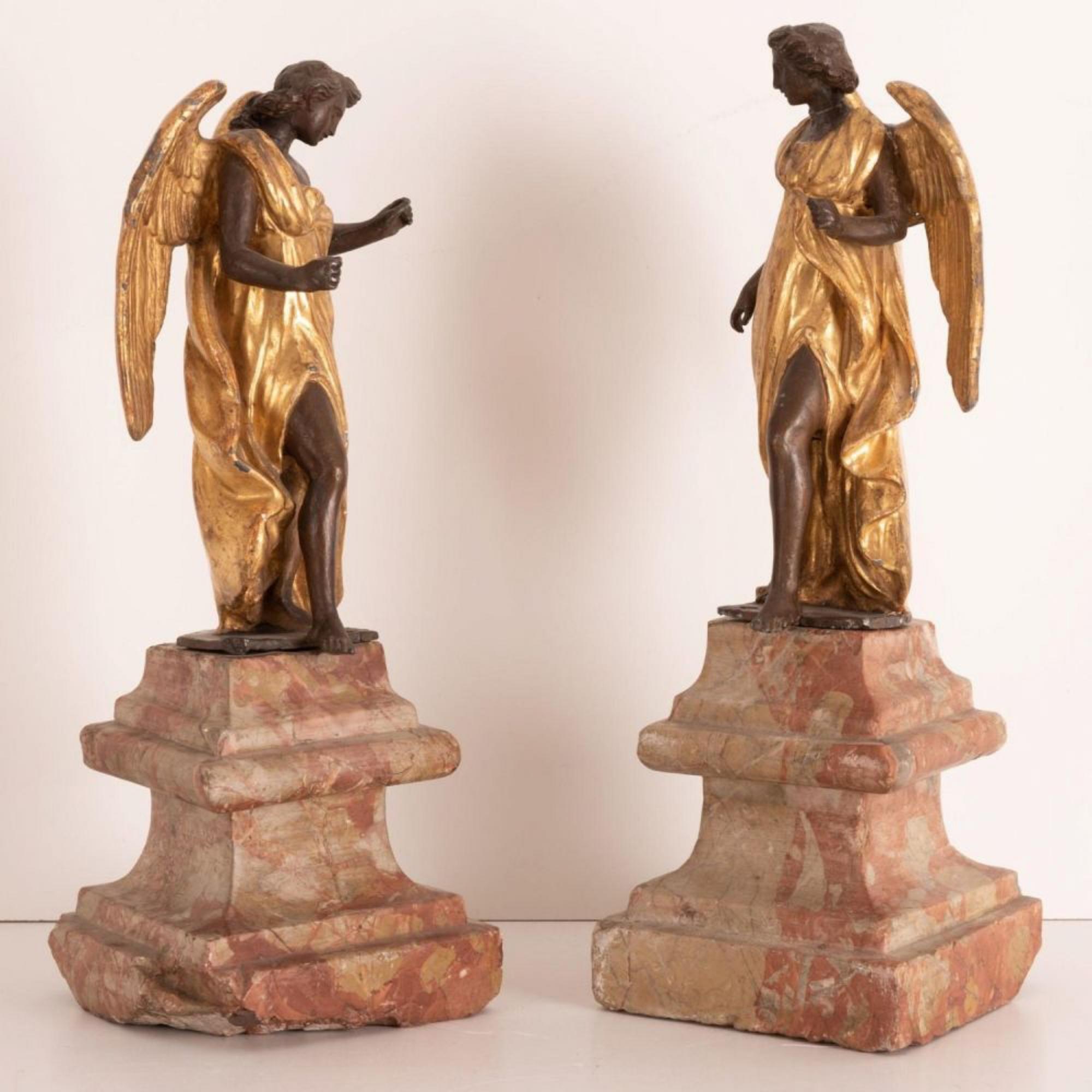 Fabrication romaine du 18ème siècle. 
Paire de sculptures en métal bruni et doré.
Mesures : Hauteur 40 cm.
Base en marbre.
Bonnes conditions.
