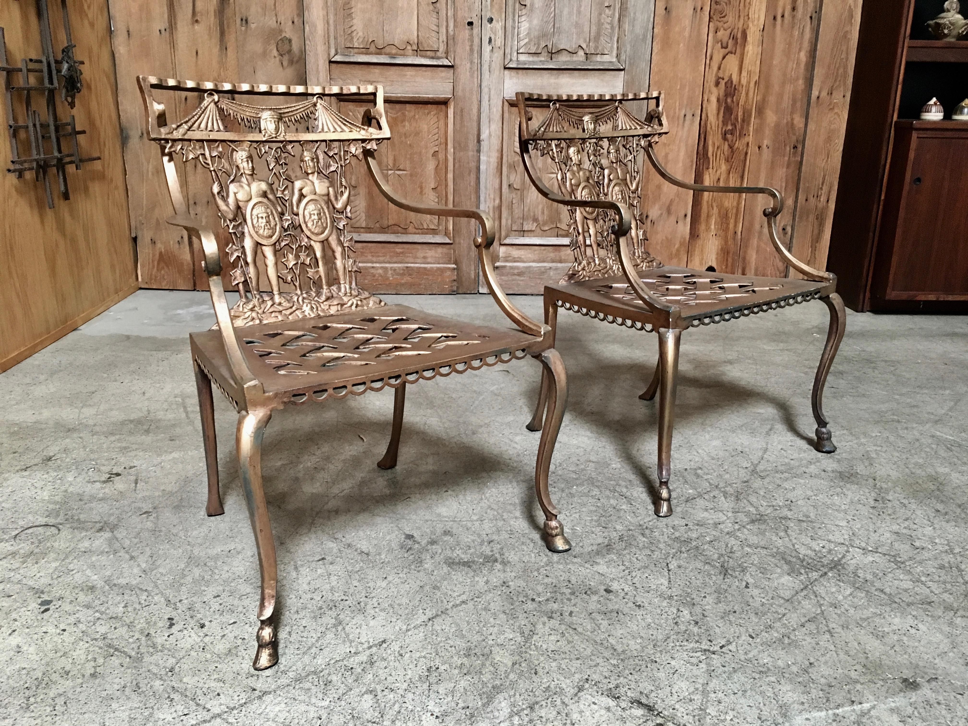 Sillas de patio de metal fundido con guerreros romanos desnudos en acabado bronce dorado y asiento de tejido de cesta, fabricadas en México.
