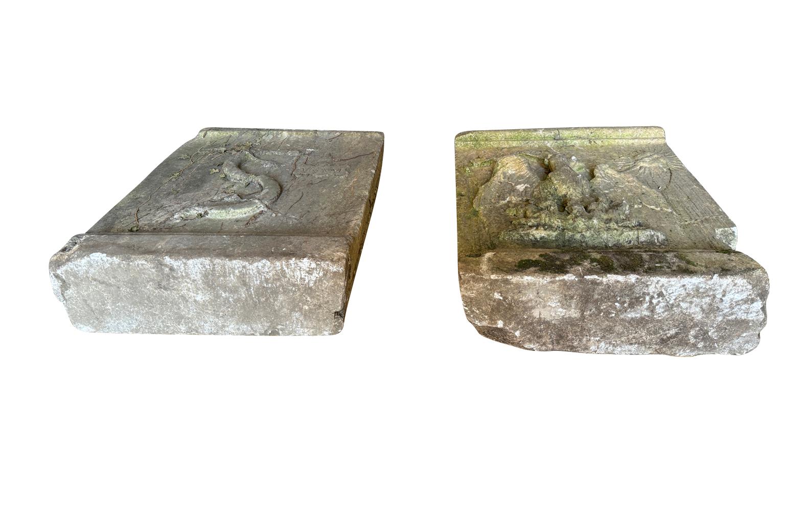 Pair Of Romanesque Stone Blason - Coat Of Arms en Bueno estado para la venta en Round Top, TX