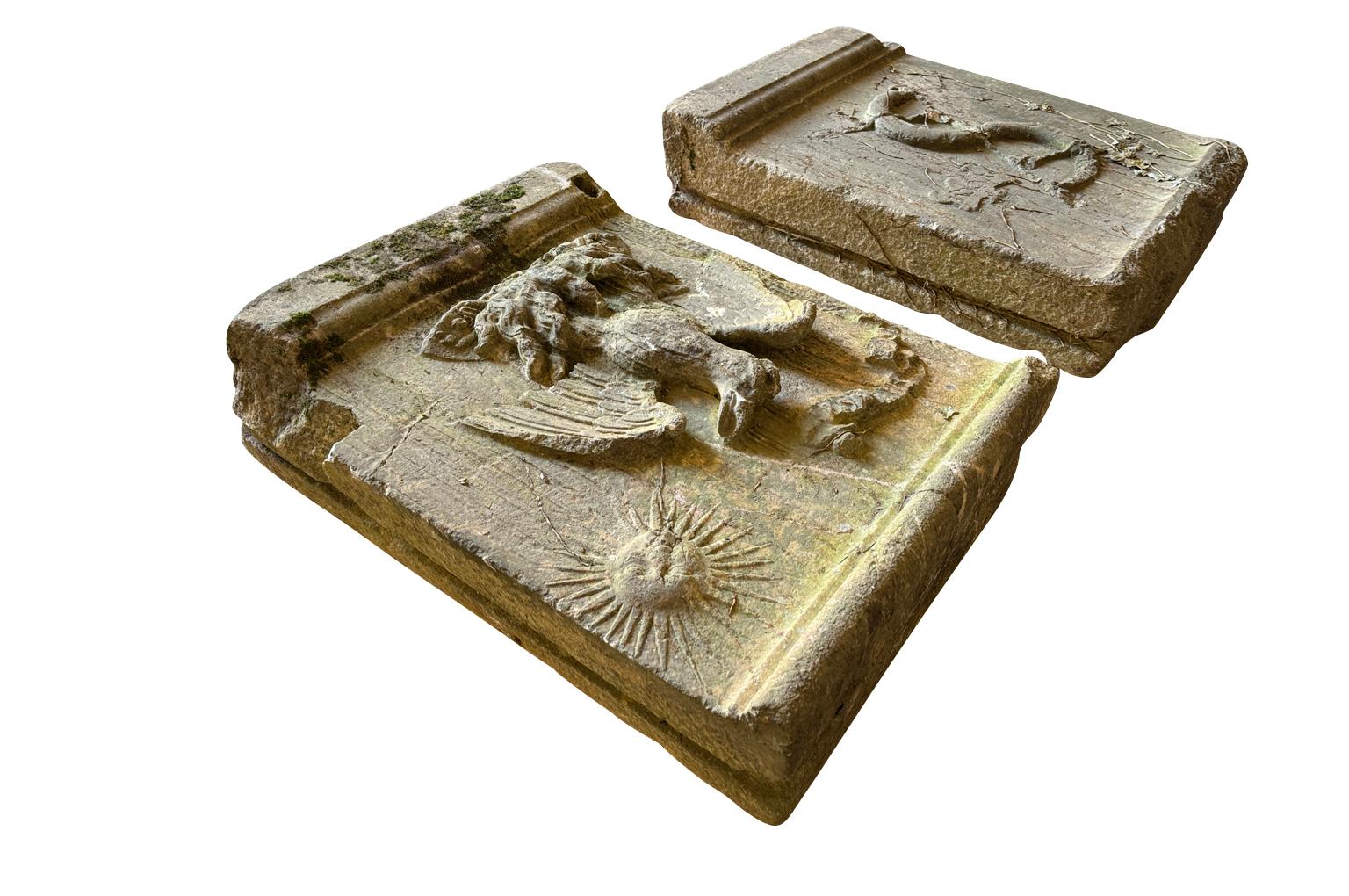Pair Of Romanesque Stone Blason - Coat Of Arms siglo XVIII y antes en venta