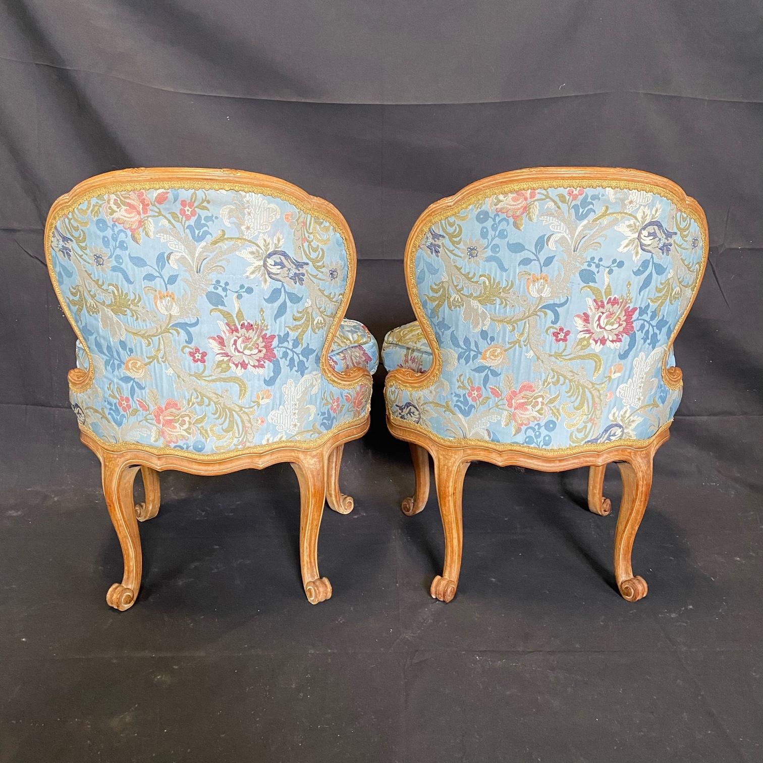Pair of Romantic 19th Century French Carved Walnut Slipper Chairs In Good Condition In Hopewell, NJ