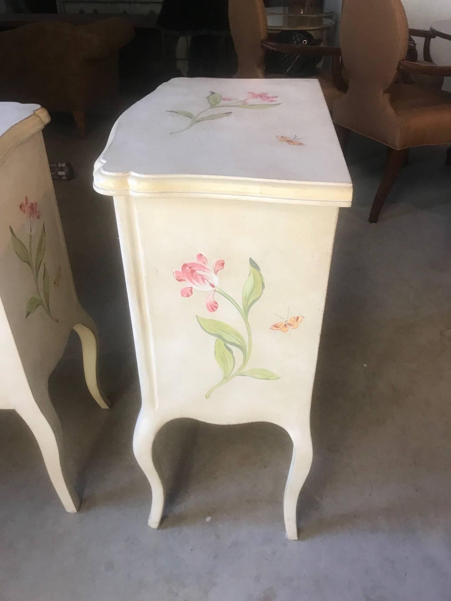 Country Paire de tables de nuit romantiques peintes à la main par Patina