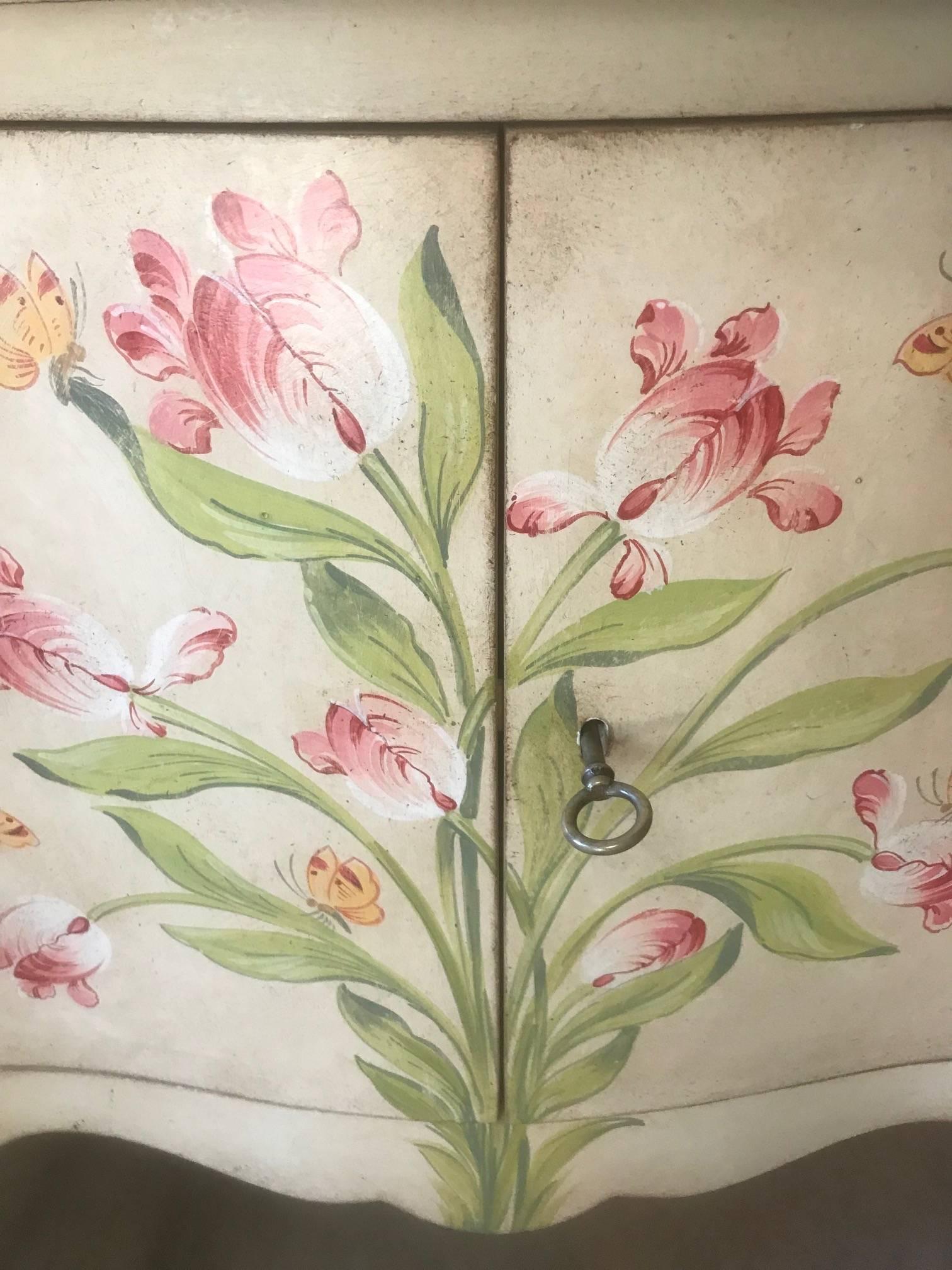 italien Paire de tables de nuit romantiques peintes à la main par Patina