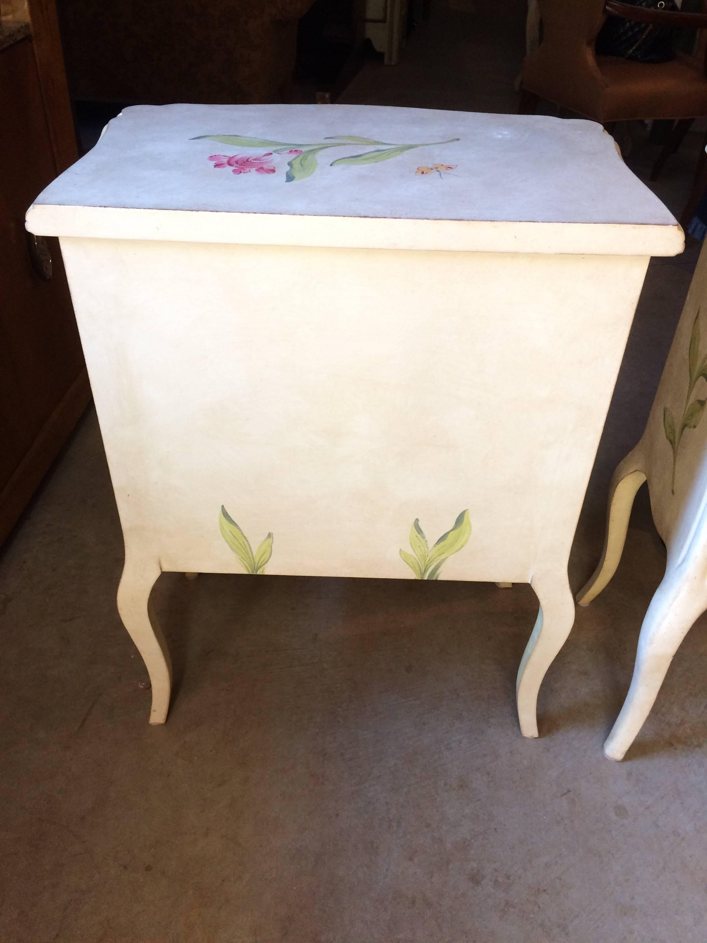 Paire de tables de nuit romantiques peintes à la main par Patina 2