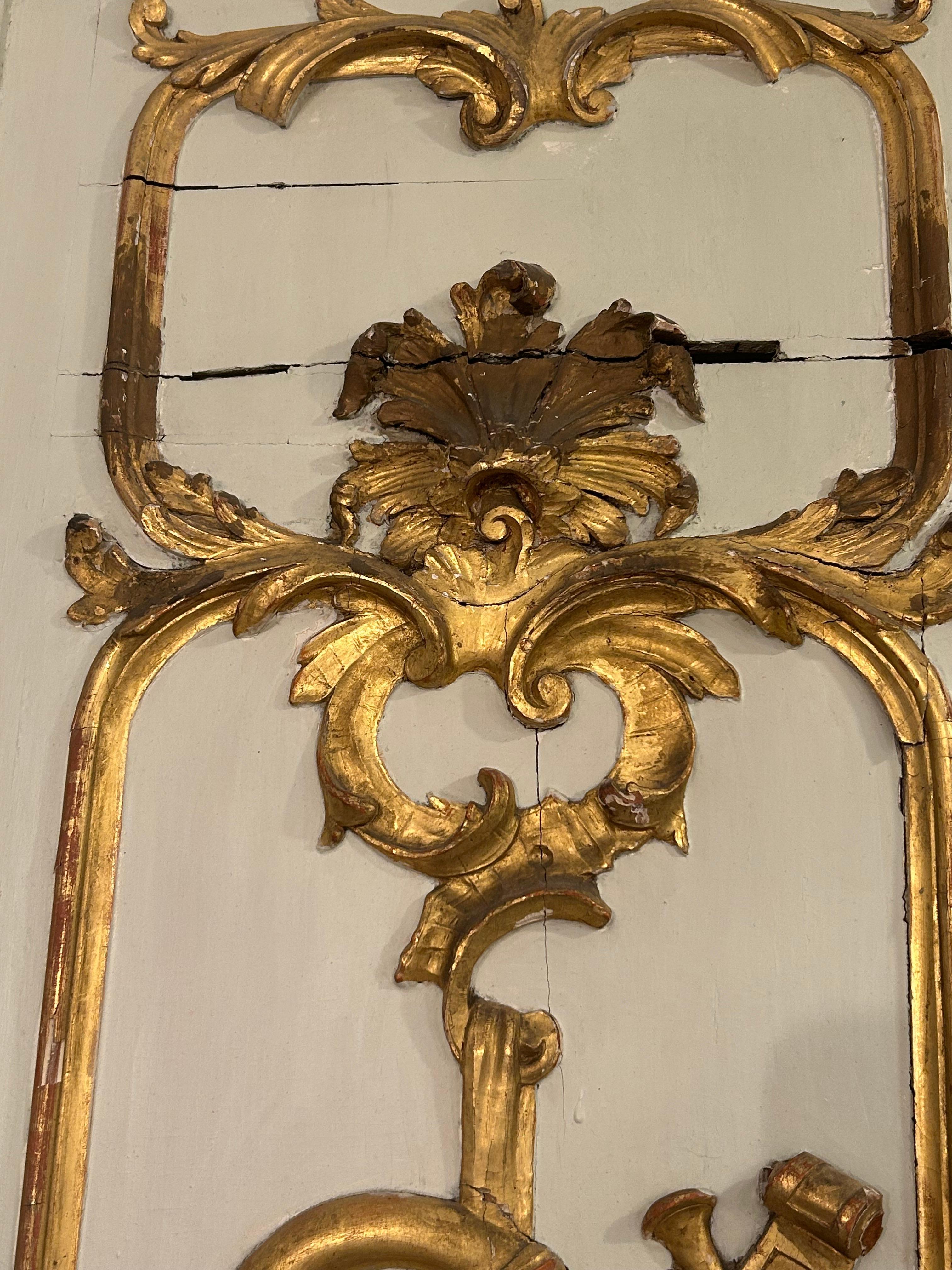 Magnífica pareja rococó de paneles pintados en crema con ornamentación en relieve dorada con motivo musical.  Un panel es ligeramente más grande.
Las imperfecciones que se muestran en los detalles se han dejado tal cual, lo que añade un aspecto