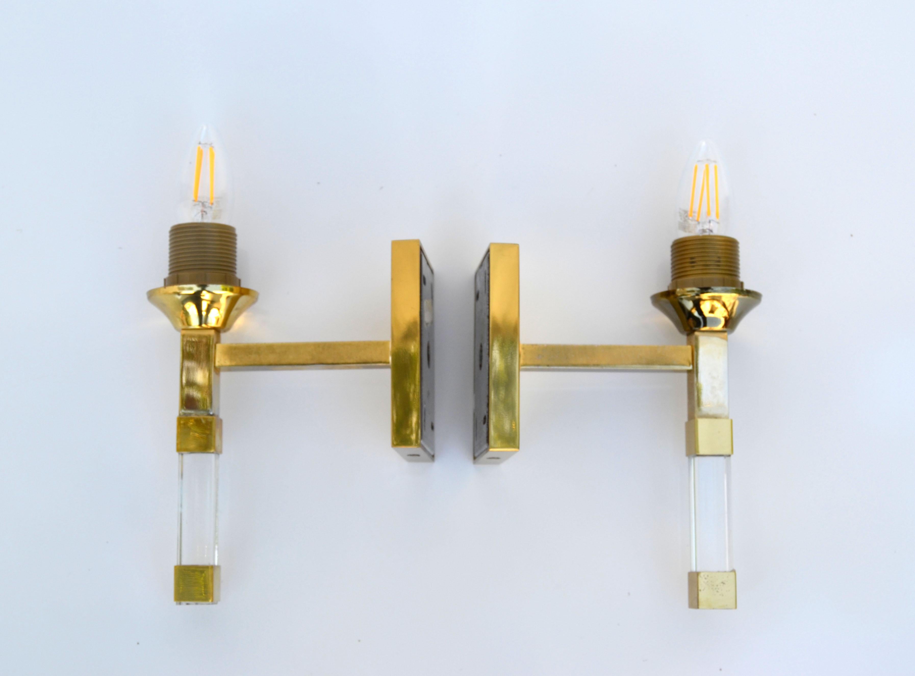 Coppia di lampade Romeo Rega in lucite e ottone con paralumi a cono in stile metà del secolo scorso. in vendita 5