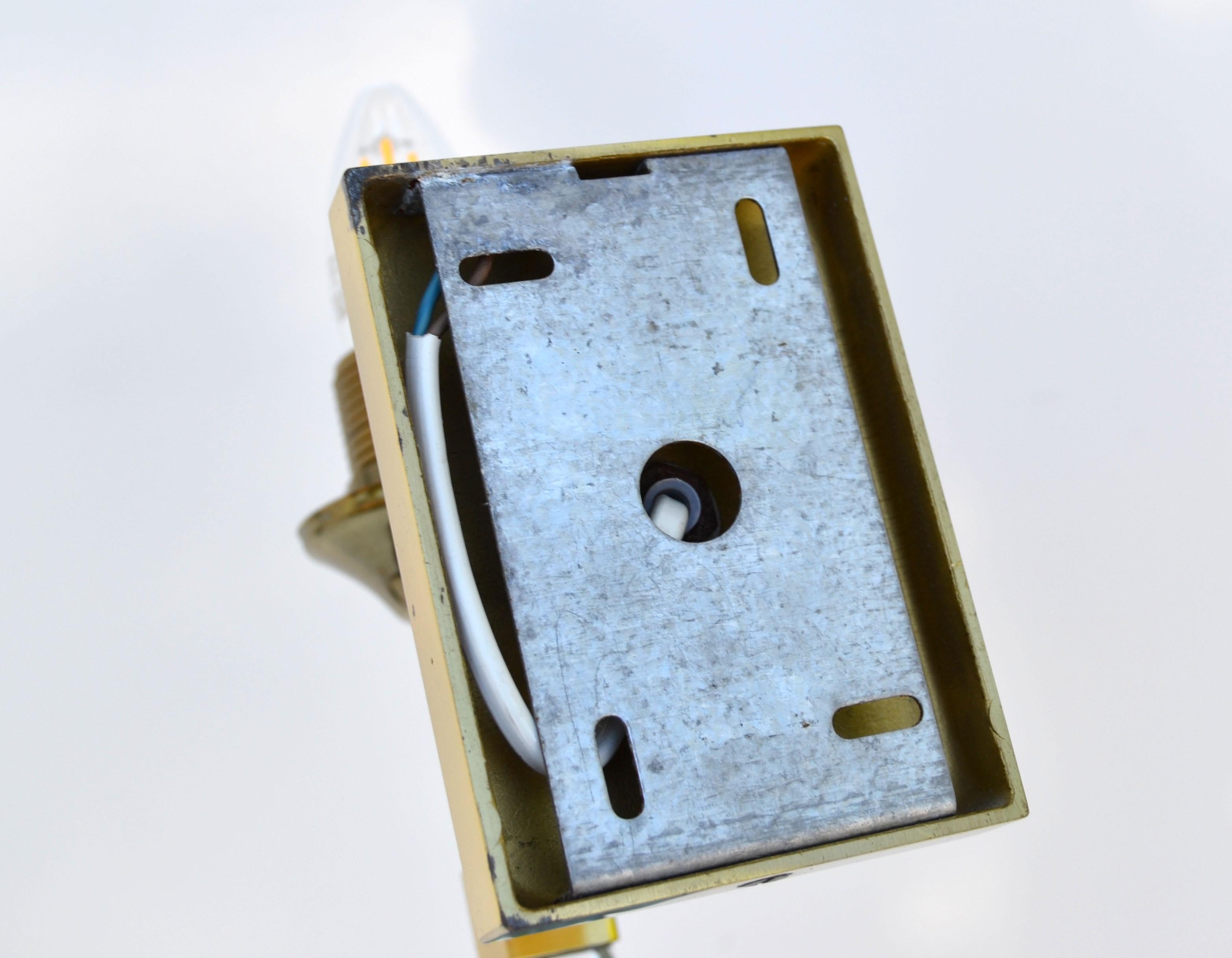 Coppia di lampade Romeo Rega in lucite e ottone con paralumi a cono in stile metà del secolo scorso. in vendita 7