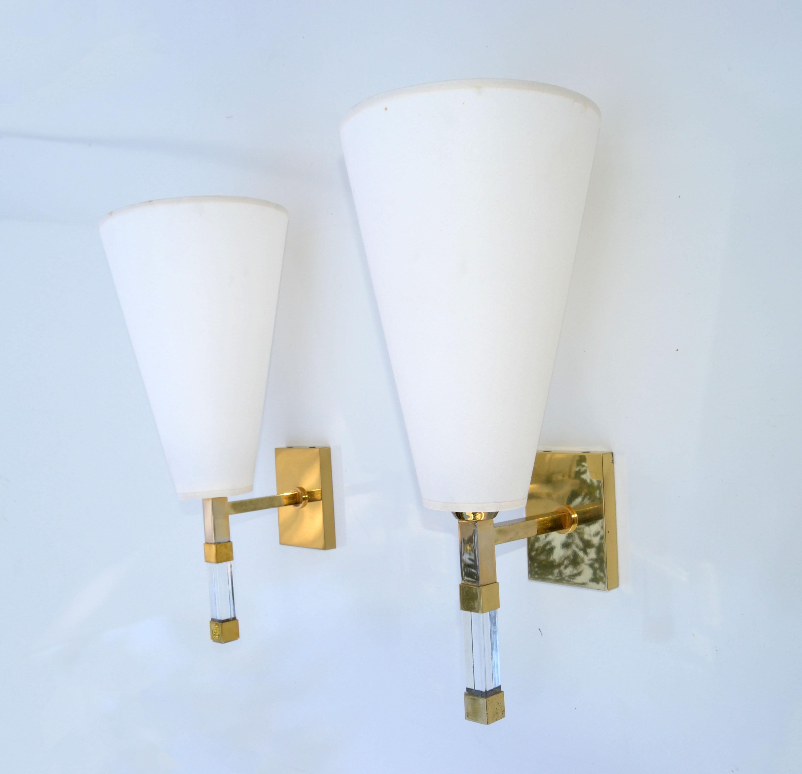 Superb pair of polished Brass and Lucite Romeo Rega one light wall sconces.
The cone off-white shades are included.
We have 2 Pair available.
Working condition and each takes 1 max. 60 watts light bulb.
Back-plate dimension: 3.25 x 4.5