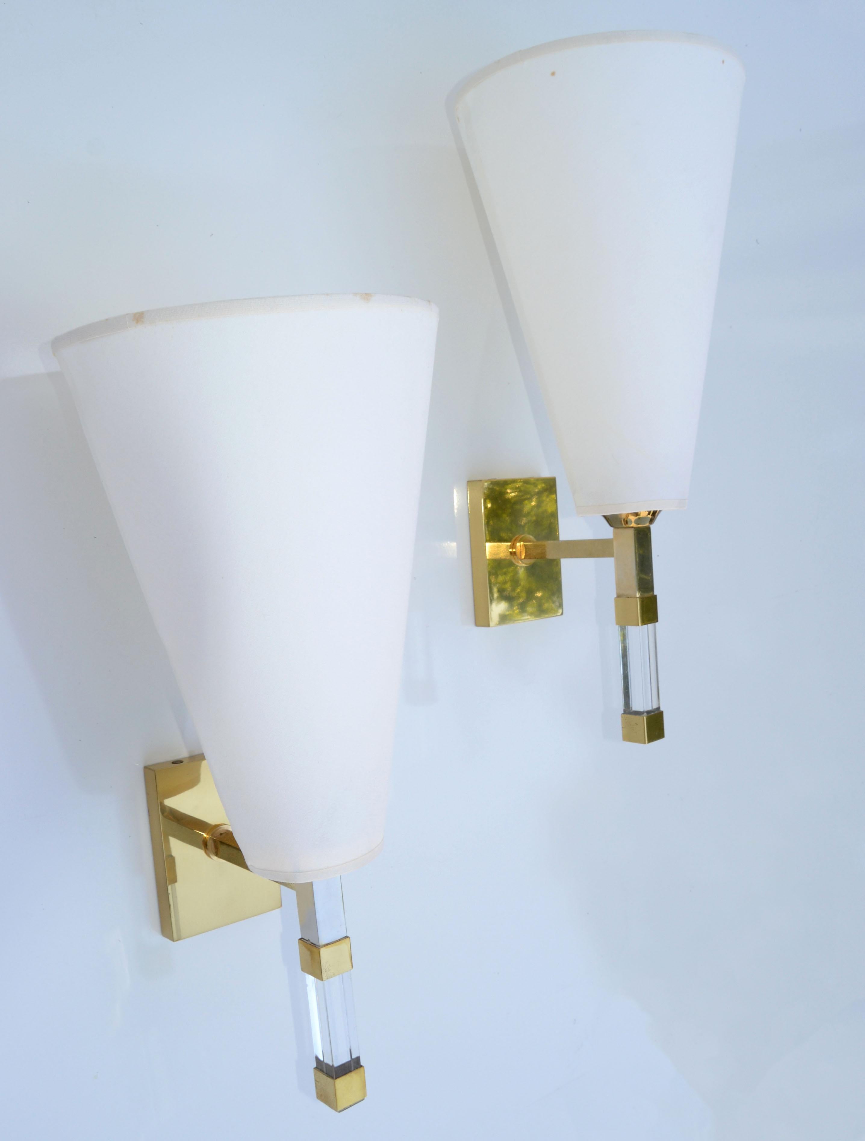 Italiano Coppia di lampade Romeo Rega in lucite e ottone con paralumi a cono in stile metà del secolo scorso. in vendita