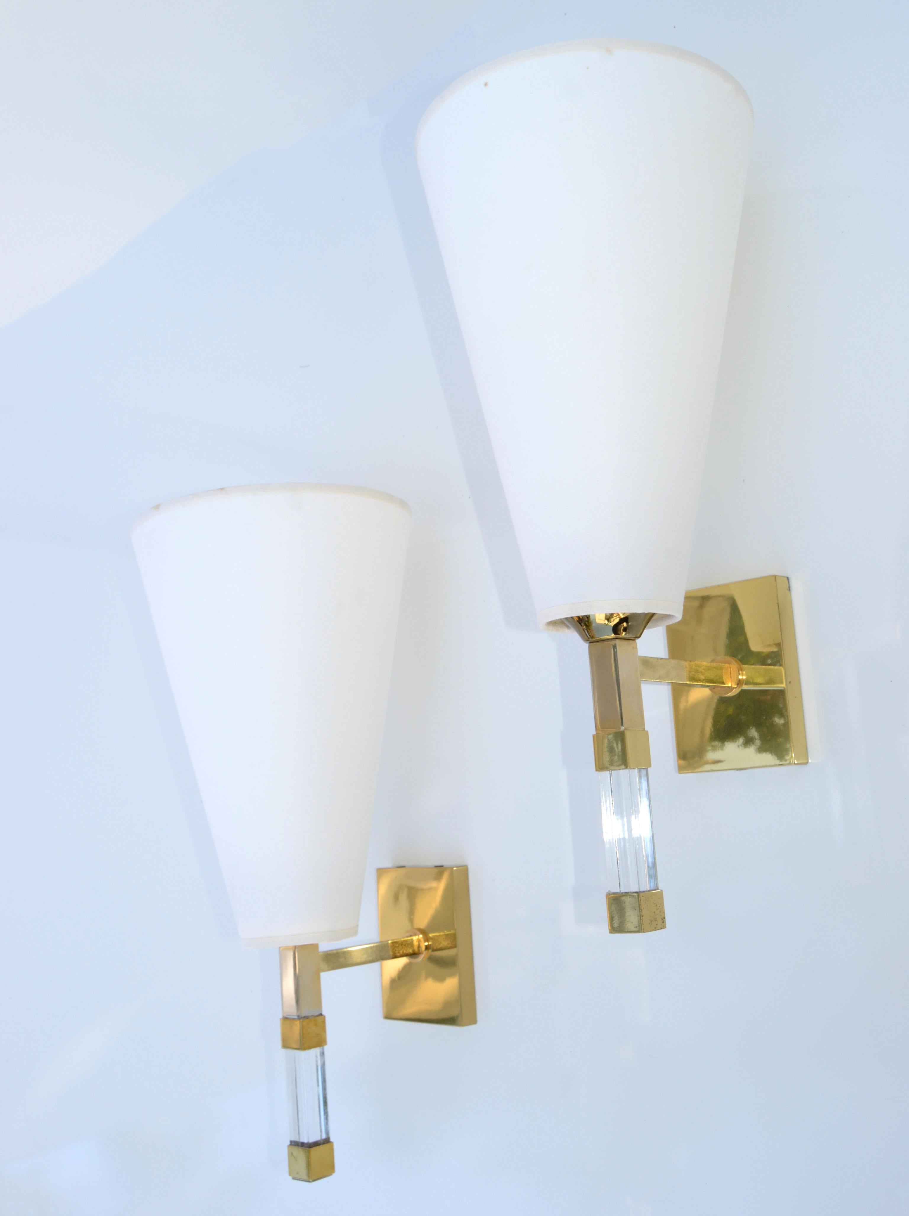 Metà XX secolo Coppia di lampade Romeo Rega in lucite e ottone con paralumi a cono in stile metà del secolo scorso. in vendita
