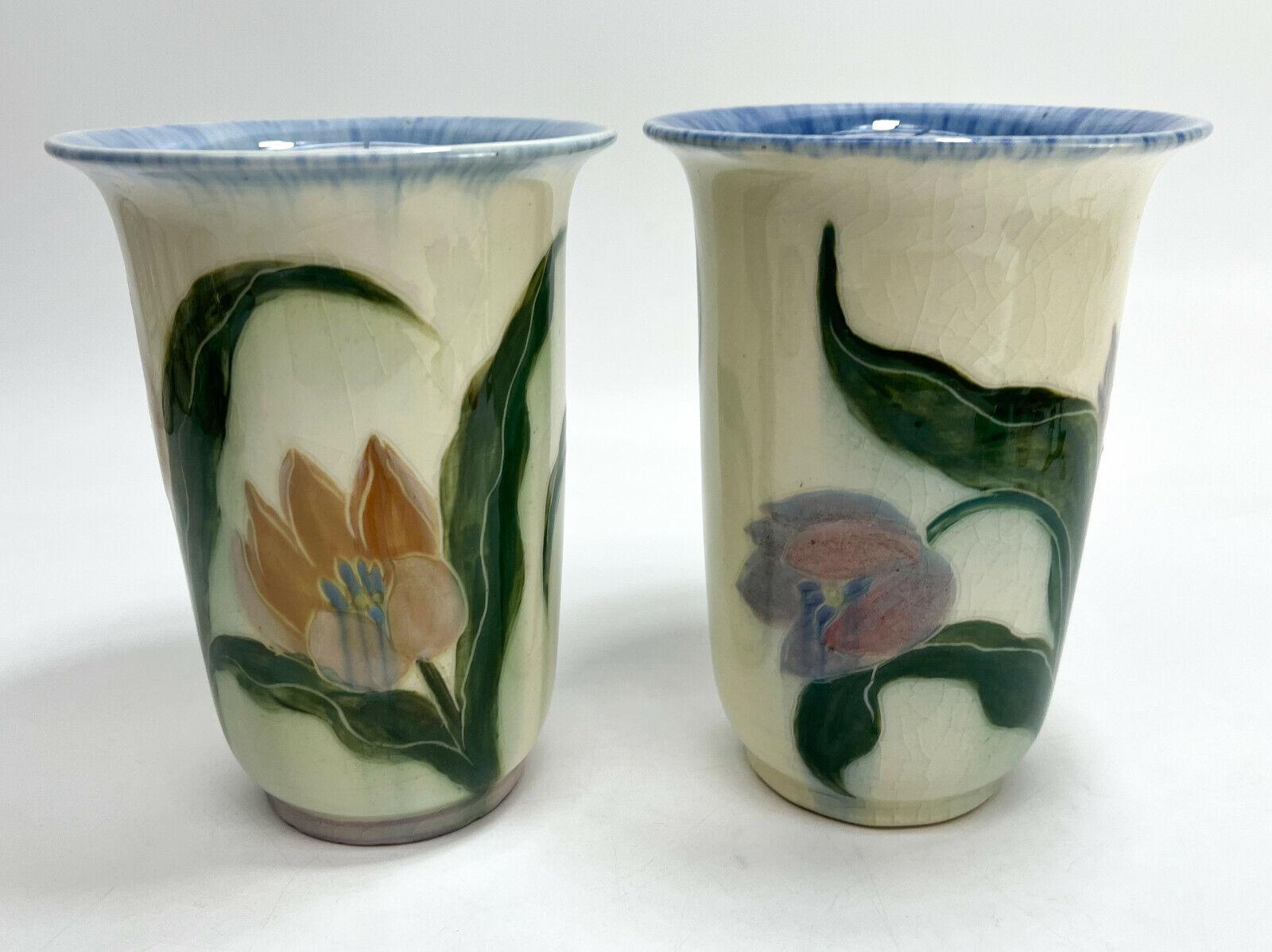 20ième siècle Paire de vases en poterie Rookwood par E.T. Hurley n°6806, tulipes peintes à la main, 1943