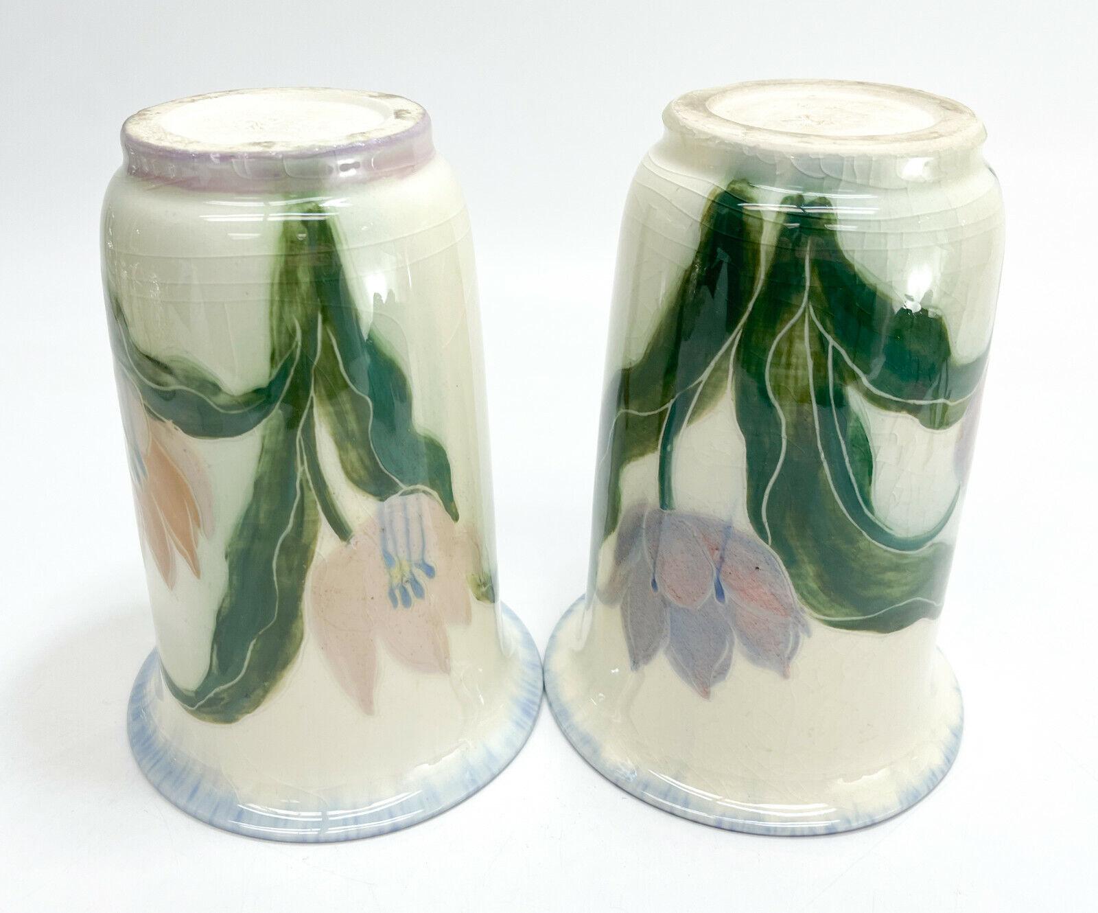 Paire de vases en poterie Rookwood par E.T. Hurley n°6806, tulipes peintes à la main, 1943 3