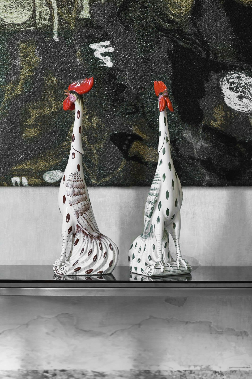 Paire de coqs en céramique émaillée avec décorations faites à la main
Détails du produit
Dimensions 18 L x 77 H x 25 D