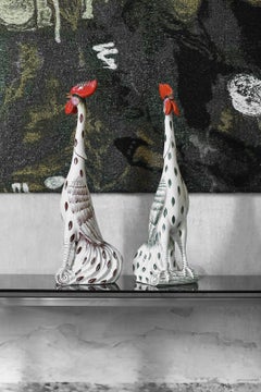 Paire de coqs en céramique émaillée avec décorations faites à la main