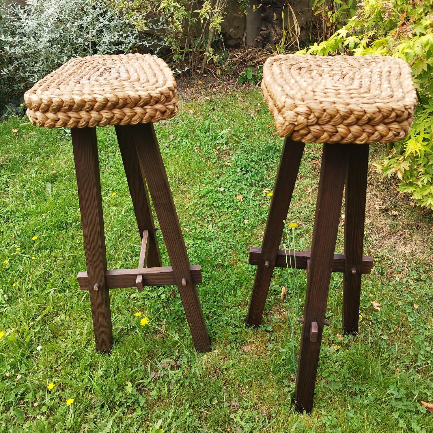 Elegant pair of tall stools, in the manner, if not, of Audoux-Minet. The seat is made of a thick braided rope, and the base in sandblasted and stained pine. Very sturdy.

Do not hesitate to ask me for a shipping quote.