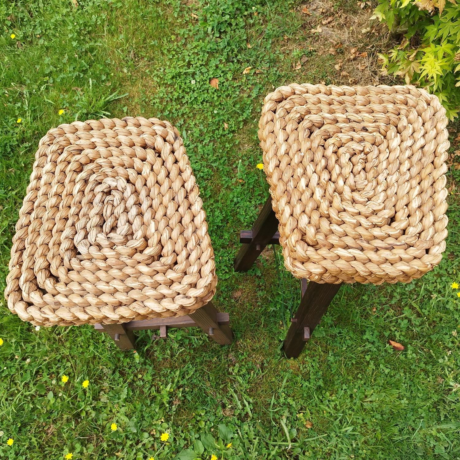 Mid-Century Modern Pair of rope and sandblasted pine stools, 1970 For Sale