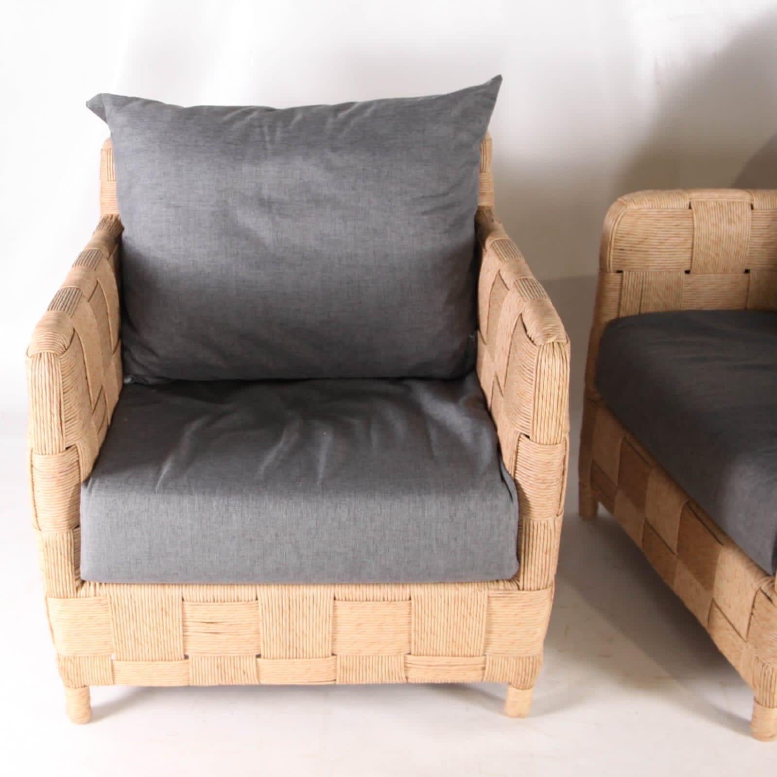 Superbe paire de fauteuils japonais en corde tissée à la main.
Très confortable et en très bon état (coussins et corde).
Rare !





















