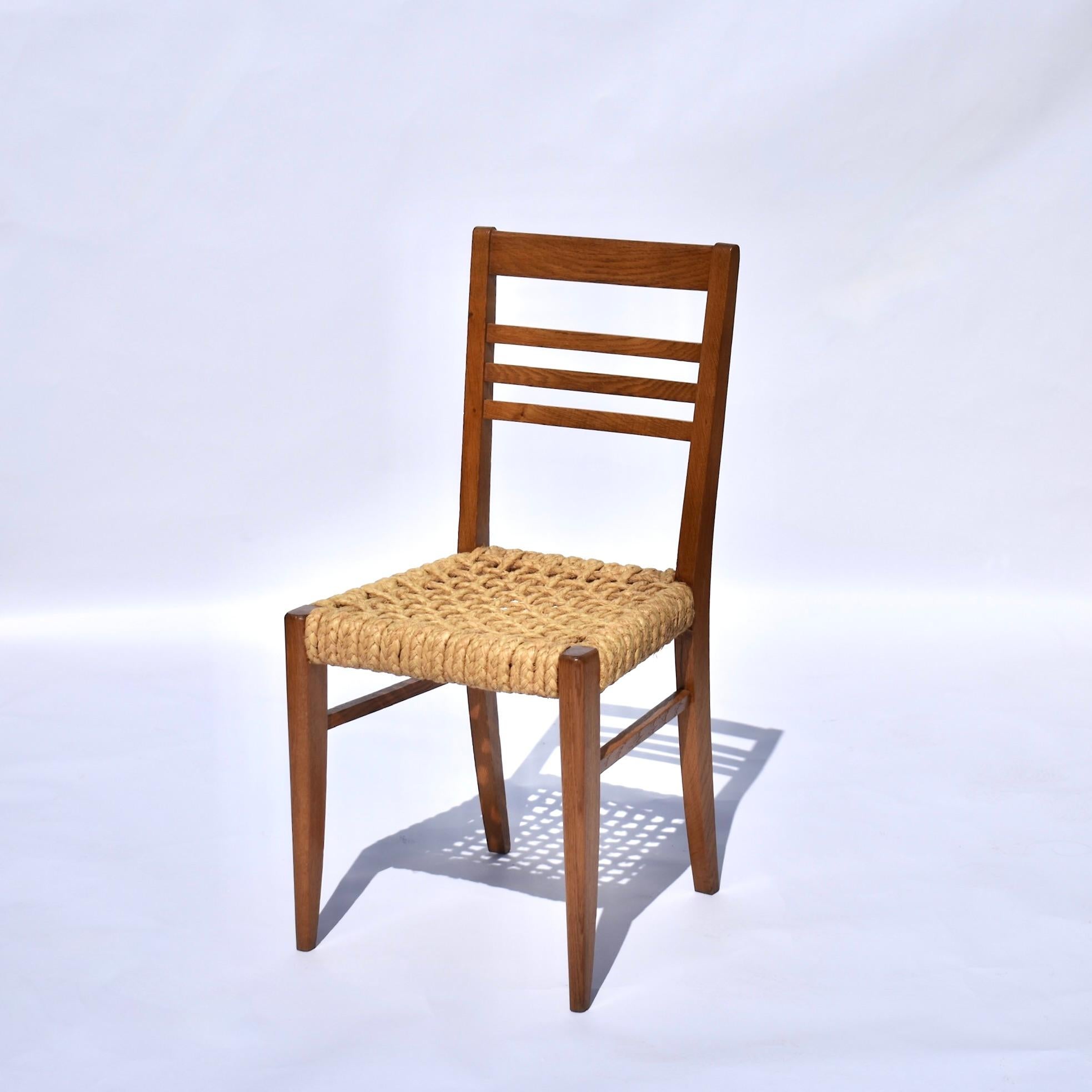 Paire de chaises sans accoudoirs en hêtre conçues par le duo Adrien Audoux et Frida Minet pour Vibo Vesche, avec des pieds fuselés, un dossier équilibré à lattes et des assises en corde tressée. Les deux chaises sont en excellent état, bien