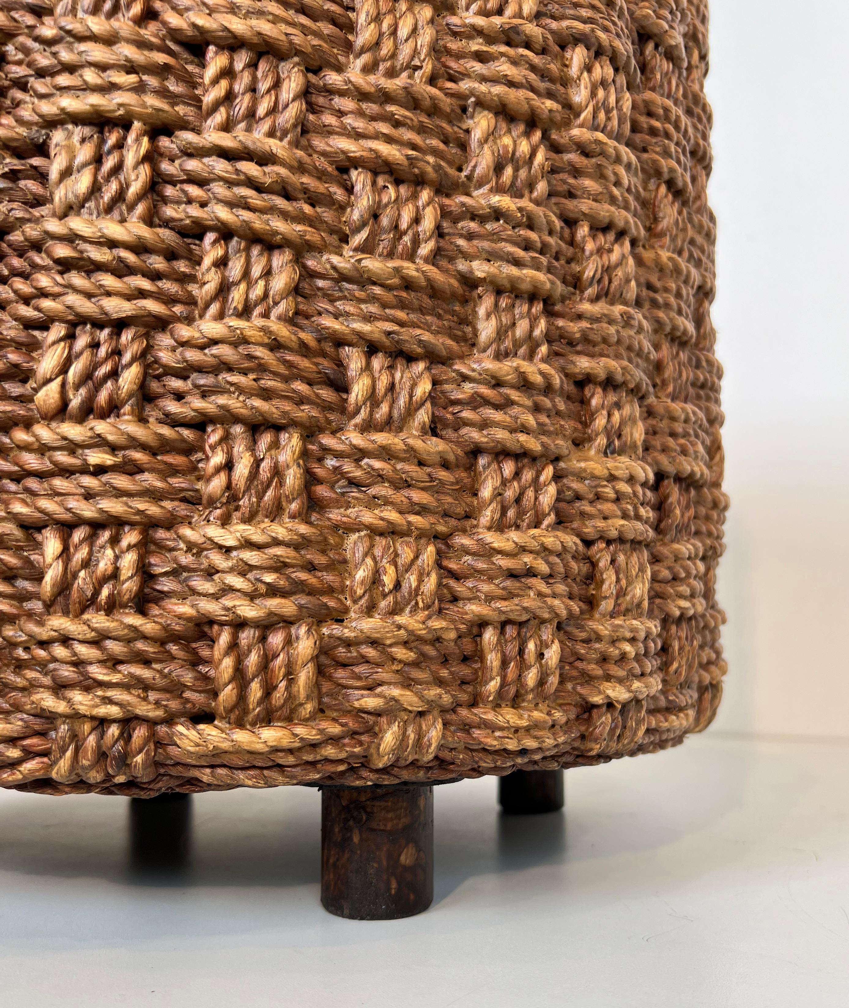Paire de tabourets en corde à pieds ronds en bois dans le style d'Audoux-Minet en vente 10