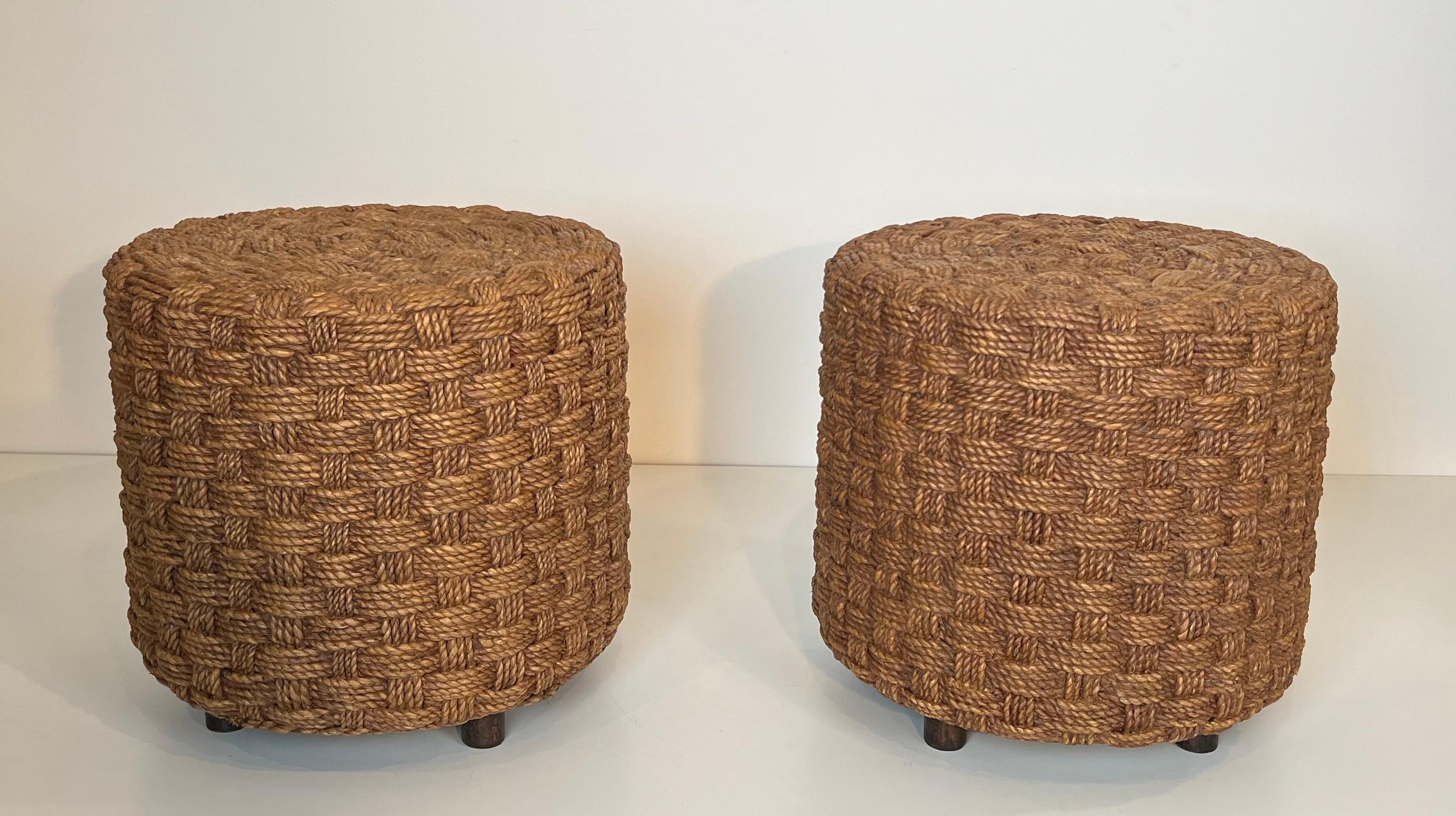 Cette très belle paire de tabourets ronds est faite de corde avec des pieds ronds en bois. Il s'agit d'une œuvre française dans le style d'Adrien Audoux et de Frida Minet (Audoux Minet). Peut être vendu individuellement (12 pièces disponibles).