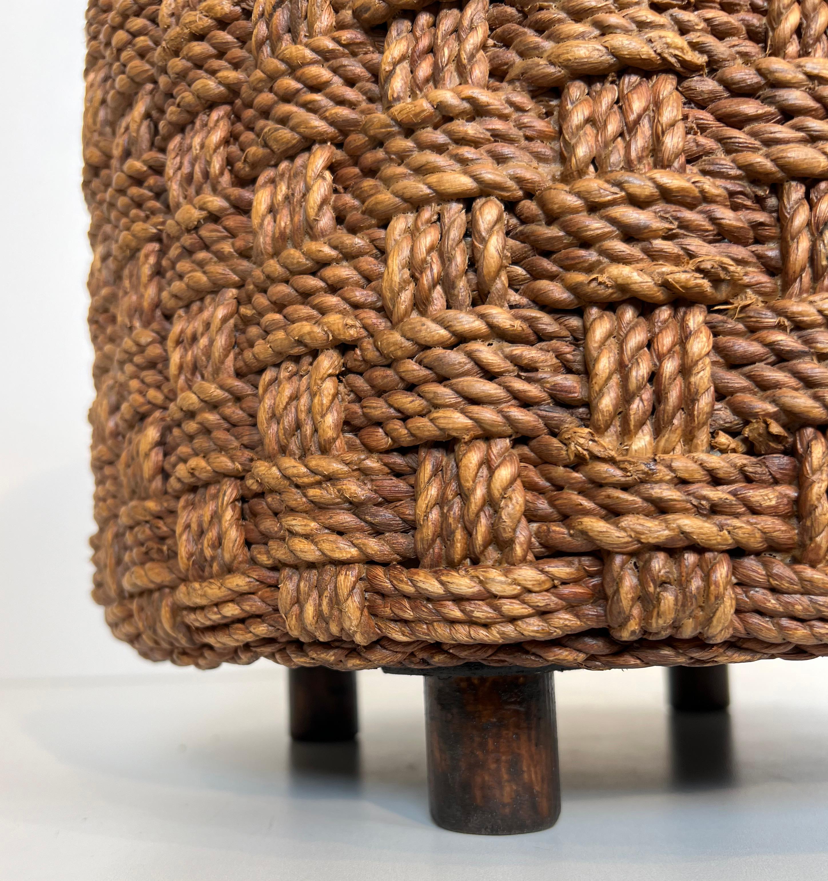Paire de tabourets en corde à pieds ronds en bois dans le style d'Audoux-Minet en vente 2