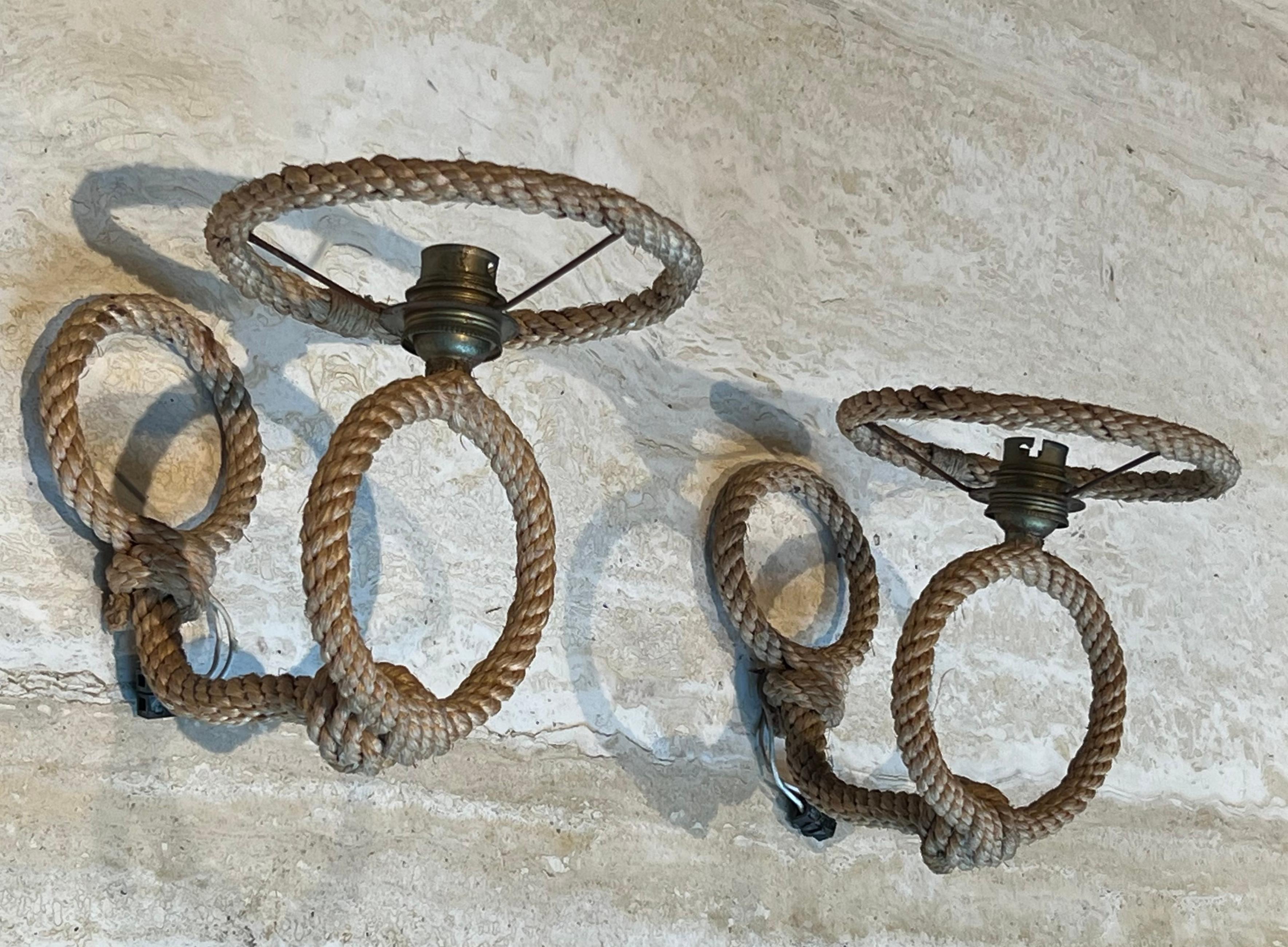 Este par de apliques, muy bonito y poco común, está hecho de cuerda. El cableado es original. Se trata de una obra francesa de los famosos diseñadores Adrien Audoux y Frida Minet - Audoux-Minet. Alrededor de 1950