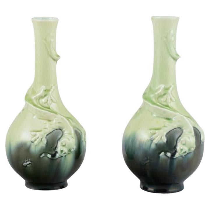 Coppia di vasi in maiolica Art Nouveau di Rörstrand. Motivo a rilievo di lucertole.