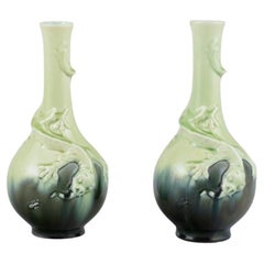 Paire de vases en faïence Art nouveau de Rörstrand. Motif en relief de lézards.