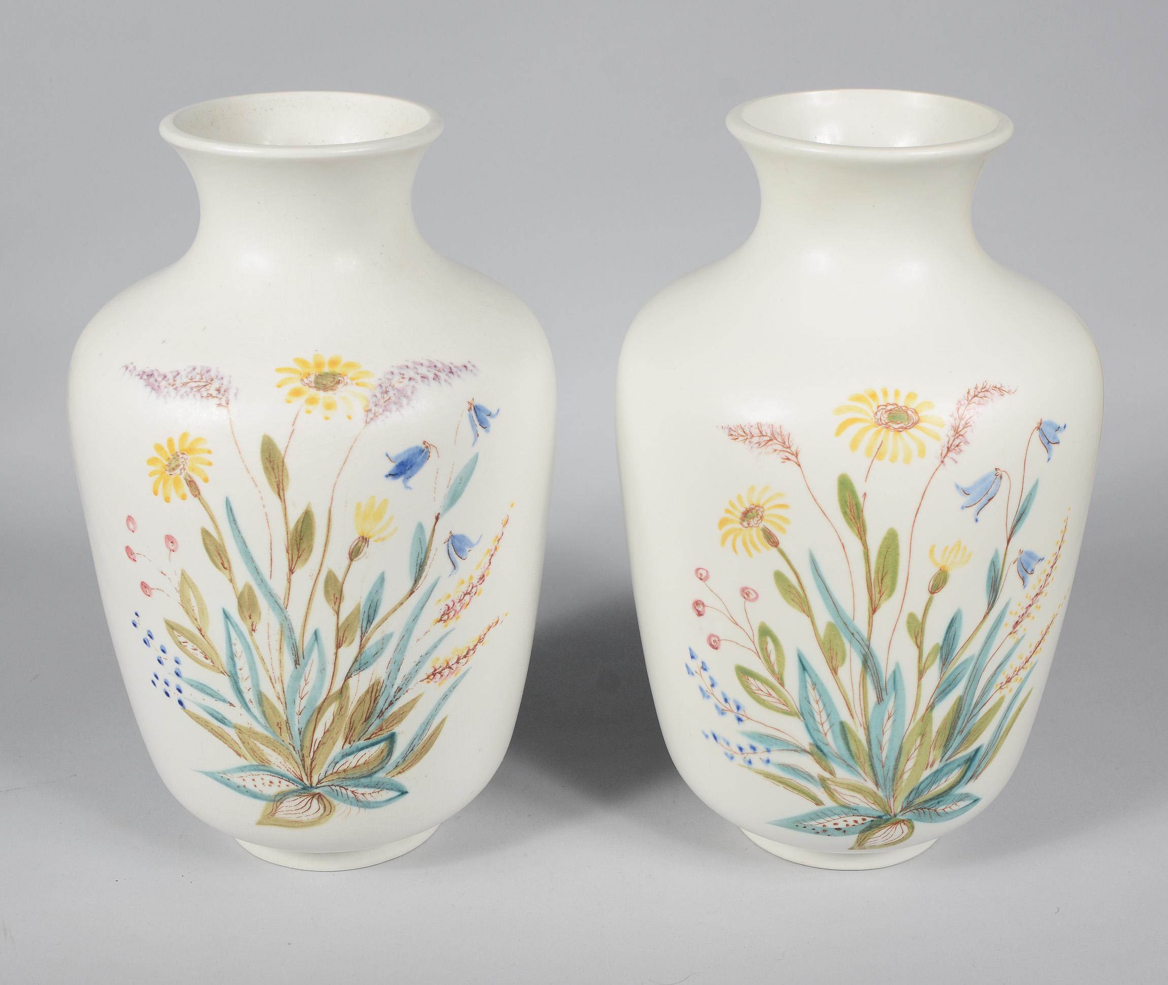 Paire de vases décorés à la main par Rörstrand. Ceux-ci sont décorés sur deux côtés de chaque vase. La forme est probablement un dessin de Carl-Harry Stalhane.