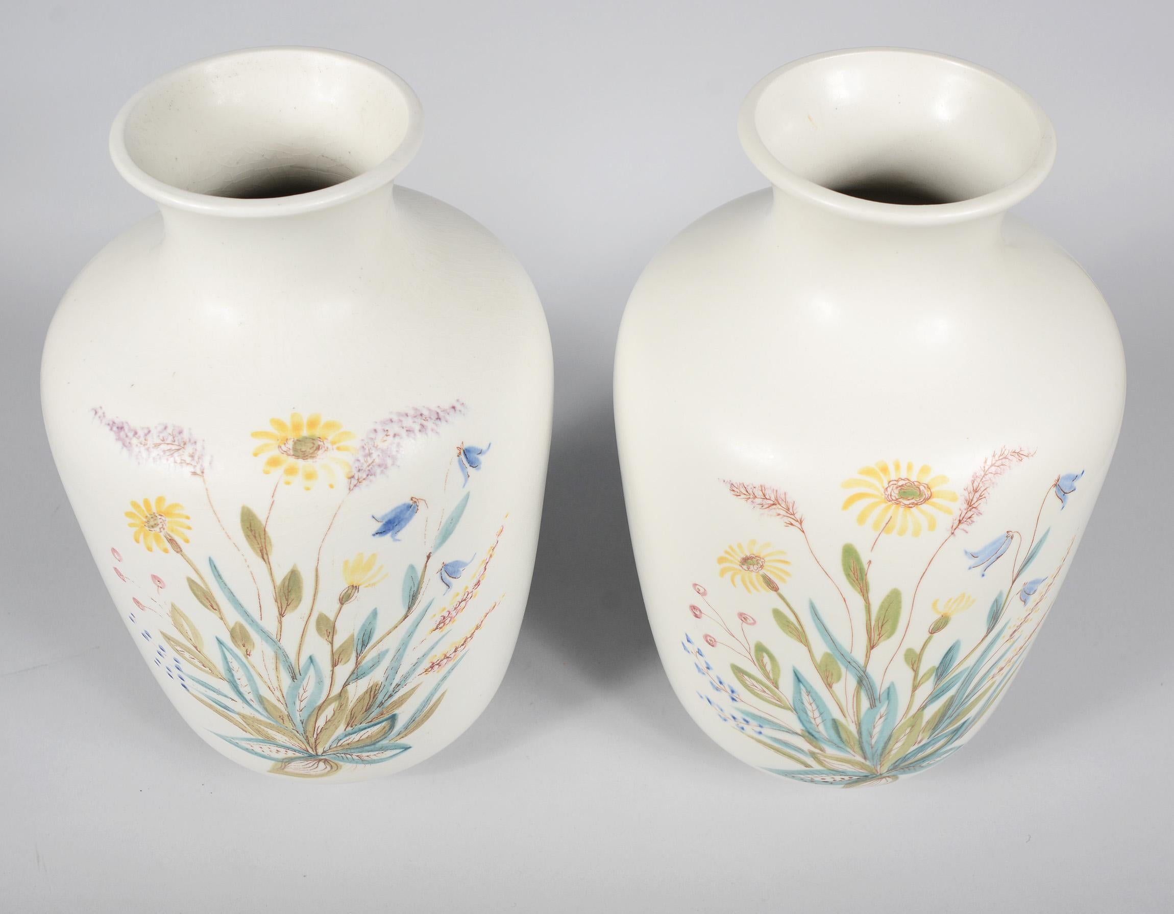 Mid-Century Modern Paire de vases Rörstrand décorés à la main en vente