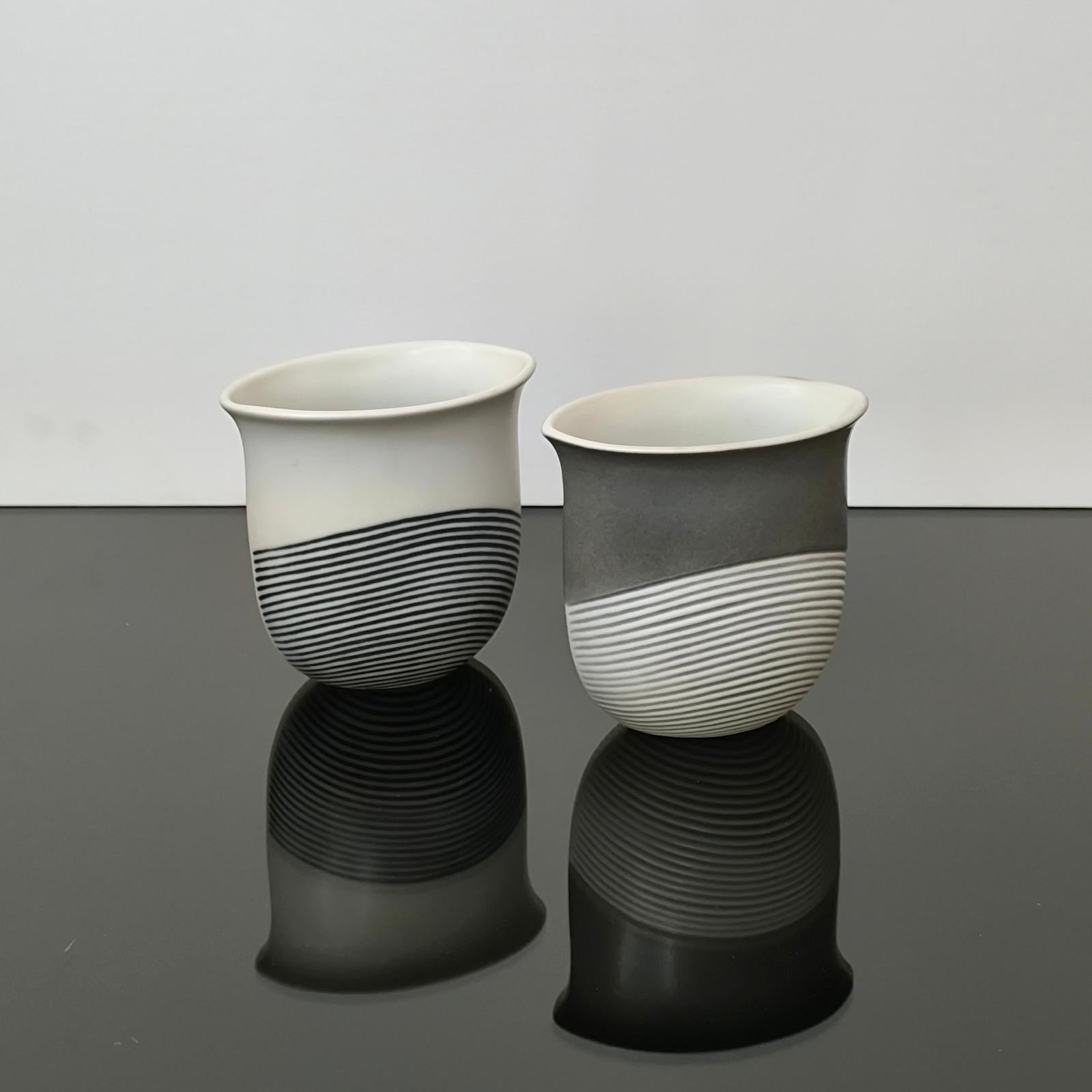 Coppia di vasi in ceramica IPE di Rorstrand, design di Inger Persson, anni '60
Questi vasi da fiori appartengono alla serie IPE e sono stati disegnati da Inger Persson per Rörstrand, in Svezia. Sono decorate con un design molto pulito a strisce su