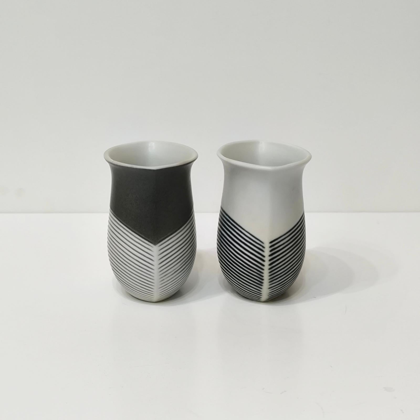 Svedese Coppia di vasi in ceramica IPE di Rorstrand, design di Inger Persson, anni '60 in vendita