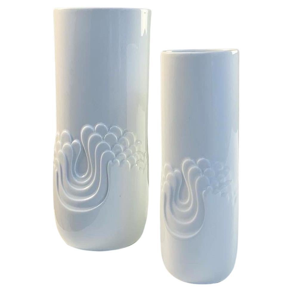 Paire de vases en porcelaine en relief 