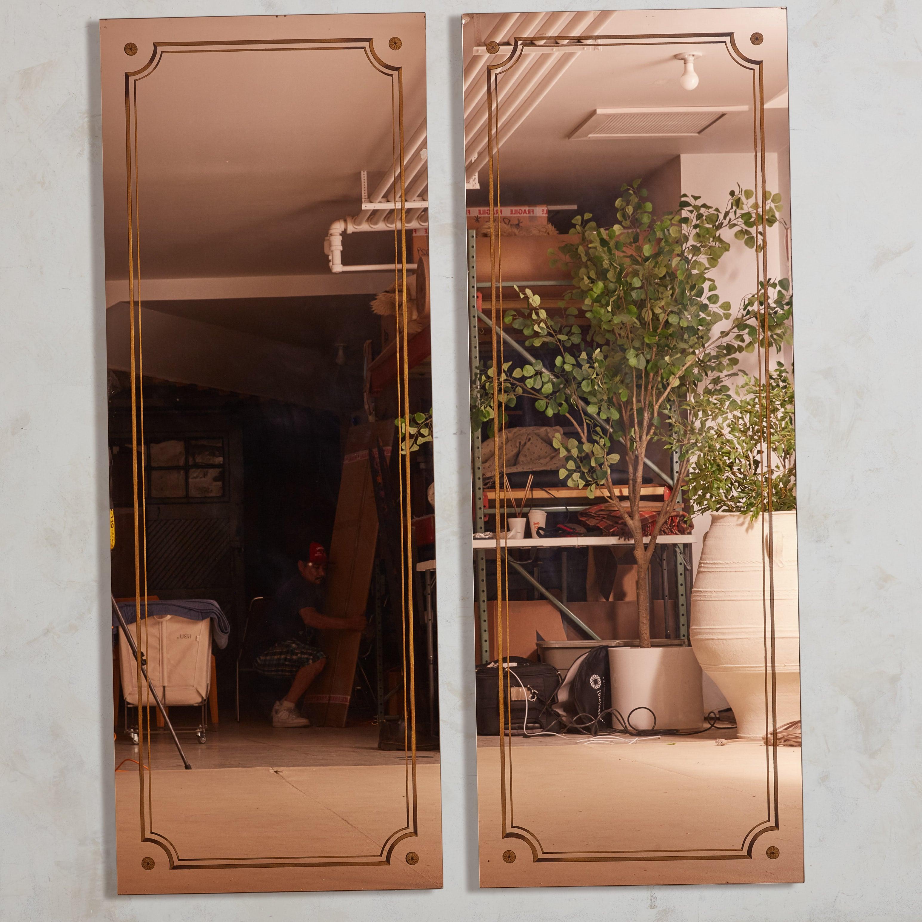 Ces miroirs français en or rose des années 1920 ont été récupérés dans une brasserie pittoresque et peu éclairée du sud de la France. Le design à grande échelle de chaque miroir est gracieusement souligné par des détails géométriques dorés qui