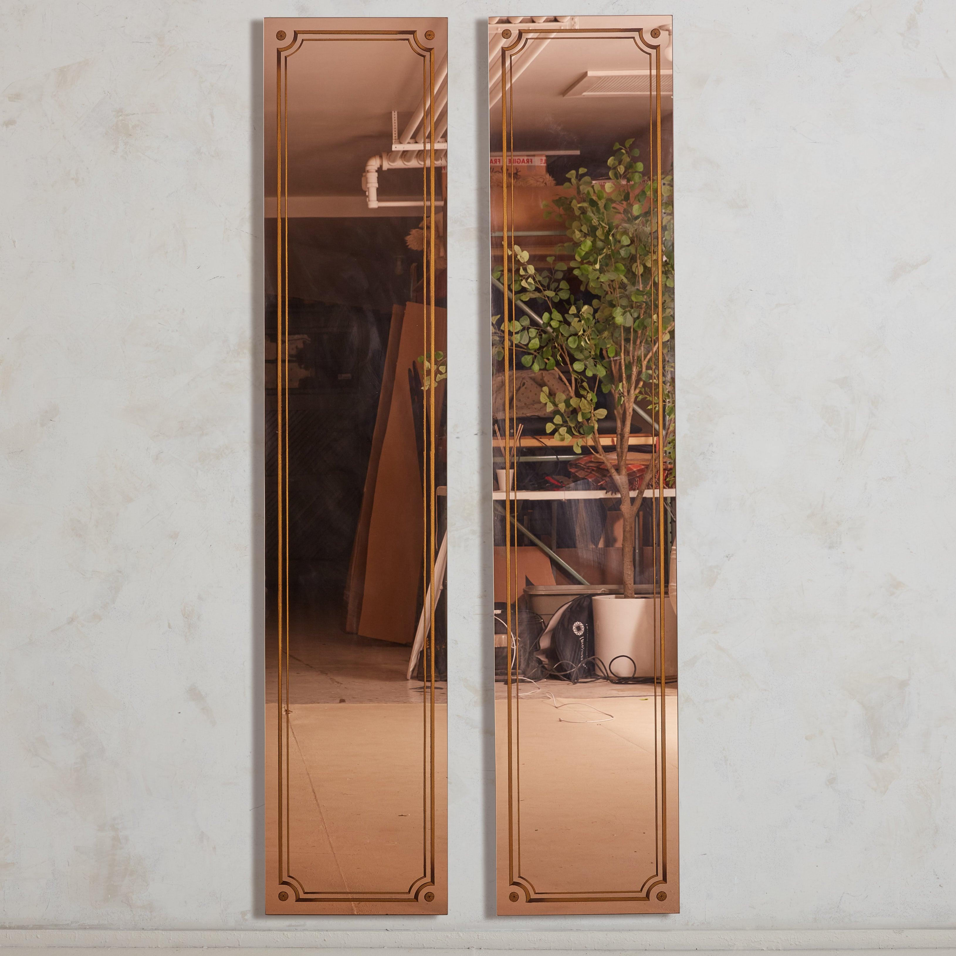 Ces miroirs français en or rose des années 1920 ont été récupérés dans une brasserie pittoresque et peu éclairée du sud de la France. Le design à grande échelle de chaque miroir est gracieusement souligné par des détails géométriques dorés qui
