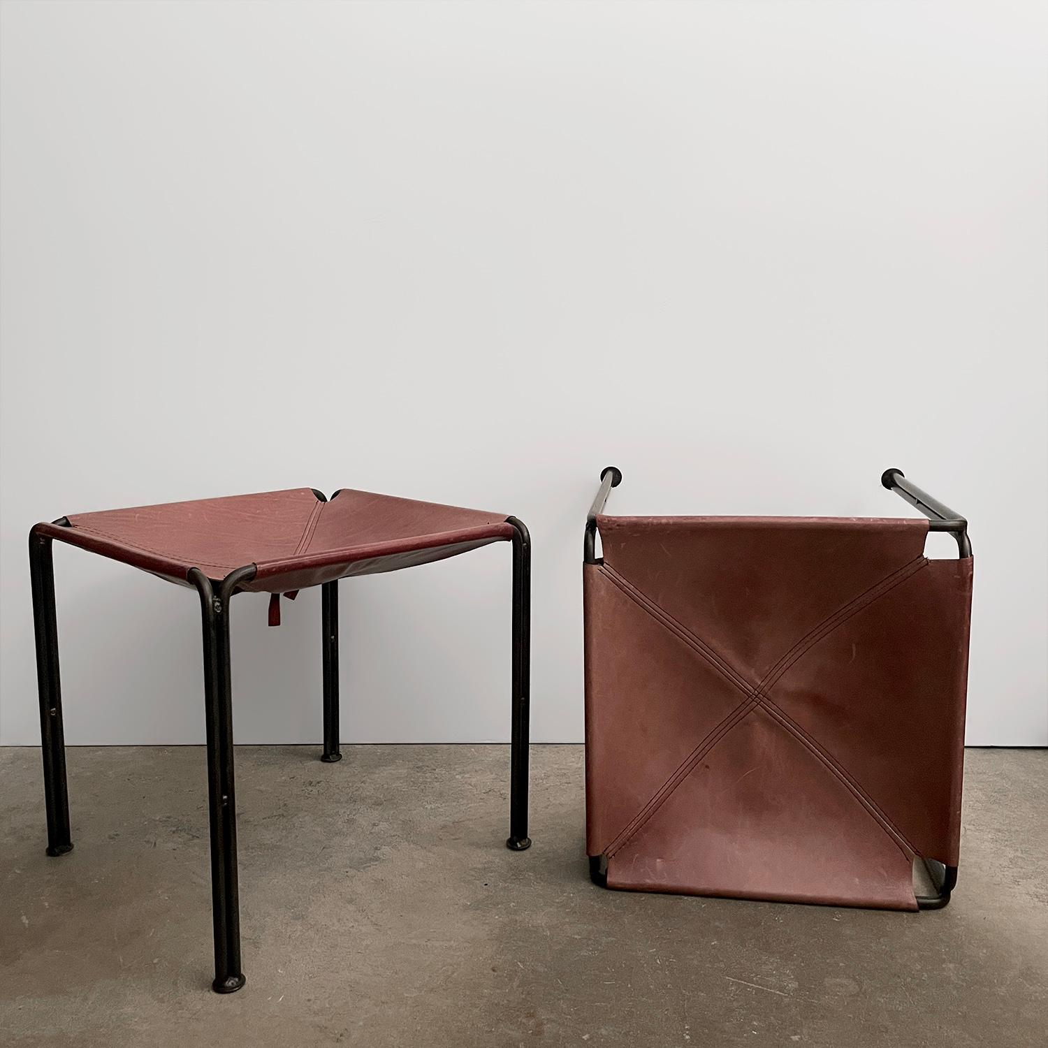 Hocker aus rosa Leder und Eisen mit Schlinge
Die weichen, rosafarbenen Lederhocker sind perfekt gealtert und abgenutzt - jeder ist einzigartig gealtert
Schlanker Rahmen aus gebogenem Eisen
Patina durch Alter und Gebrauch