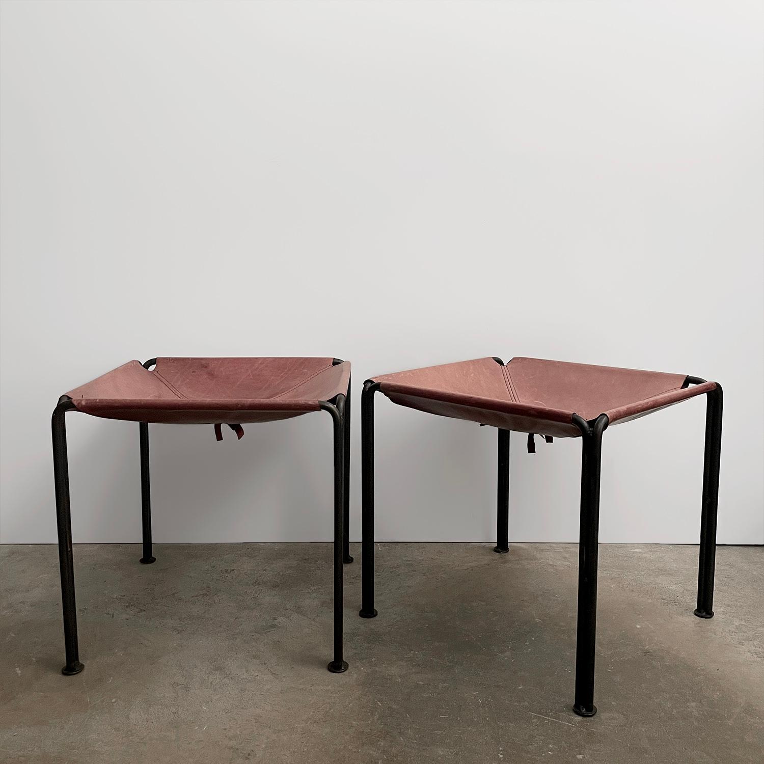 Paar rosa Leder & Eisen Sling Hocker im Zustand „Gut“ im Angebot in Los Angeles, CA