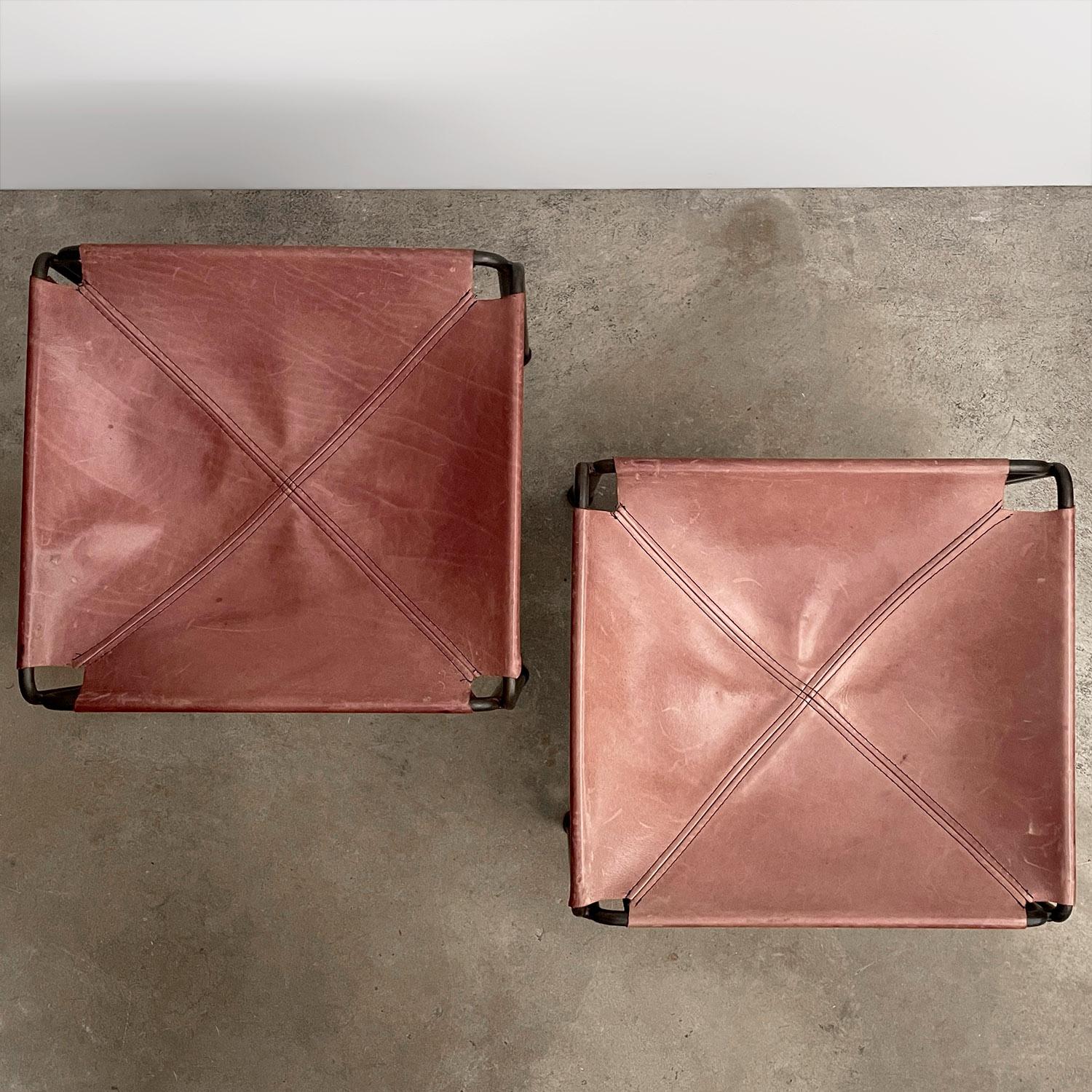 Paar rosa Leder & Eisen Sling Hocker im Angebot 2
