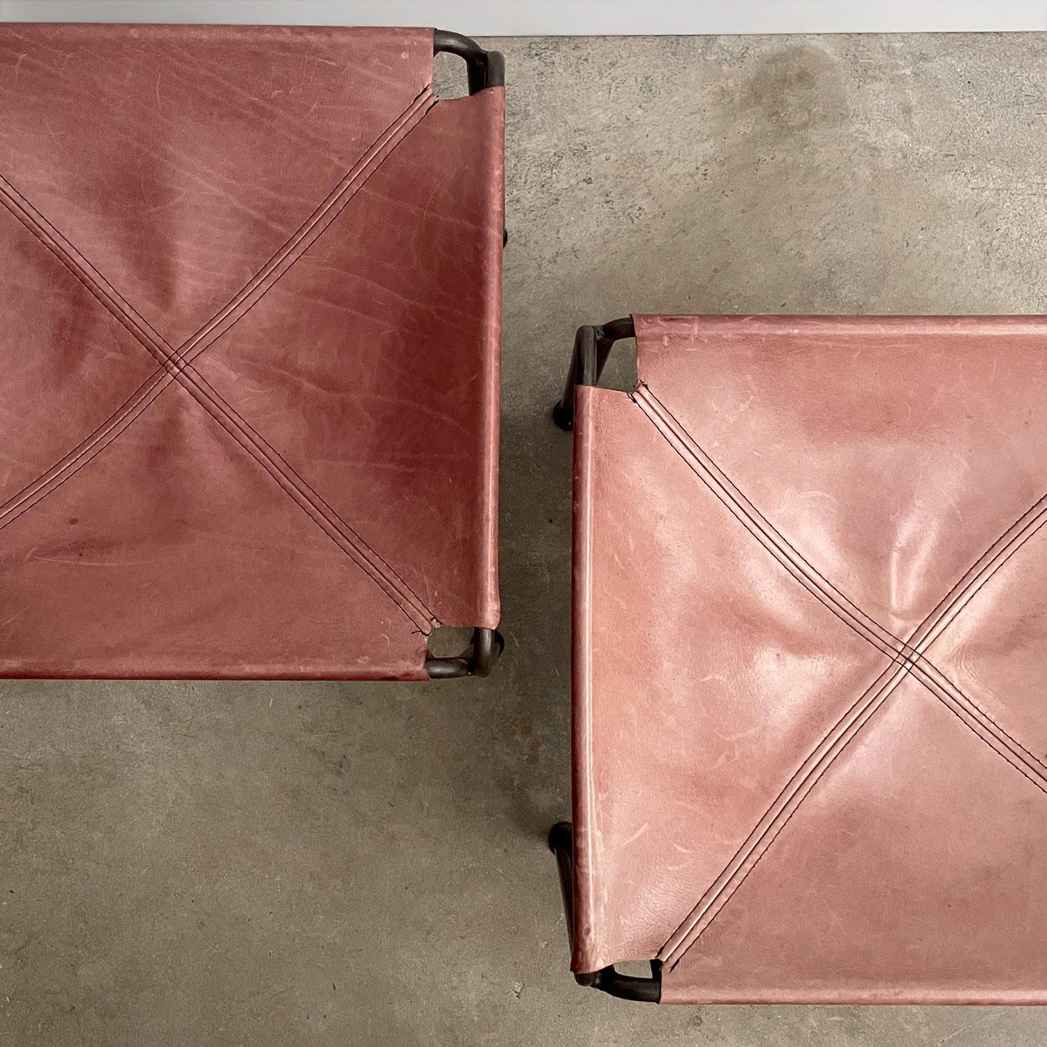 Paar rosa Leder & Eisen Sling Hocker im Angebot 3