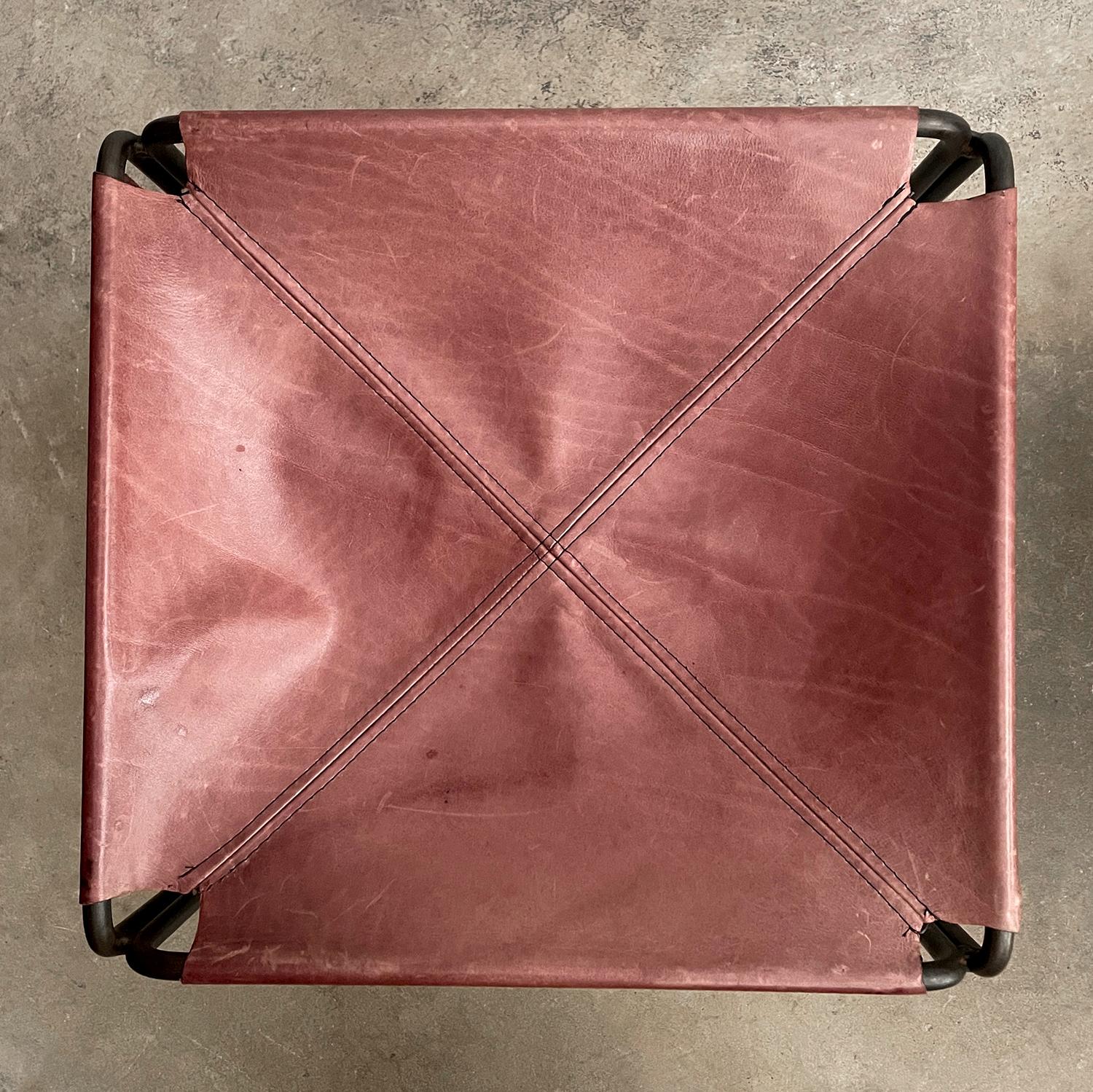 Paar rosa Leder & Eisen Sling Hocker im Angebot 4