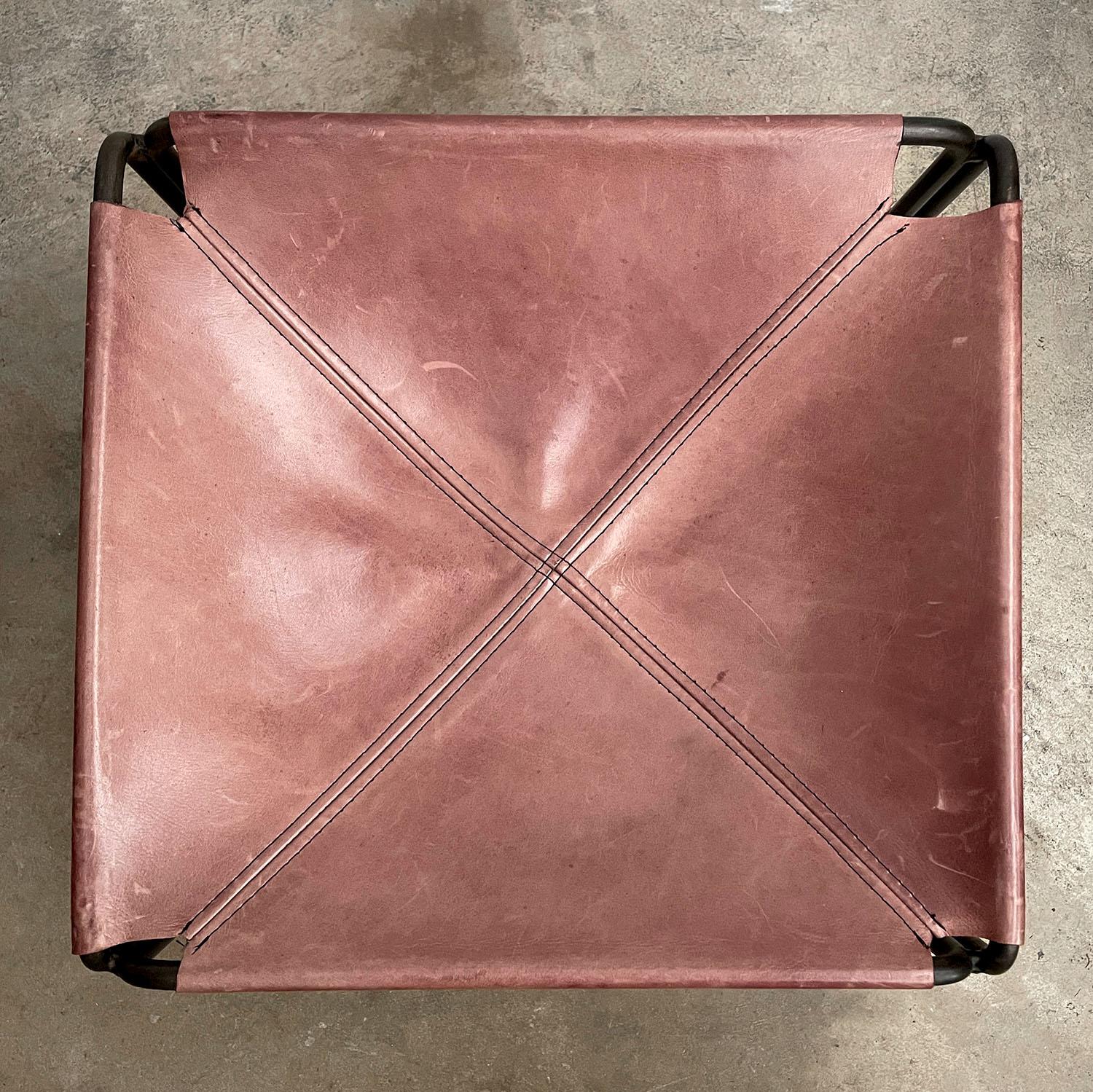 Paar rosa Leder & Eisen Sling Hocker im Angebot 5