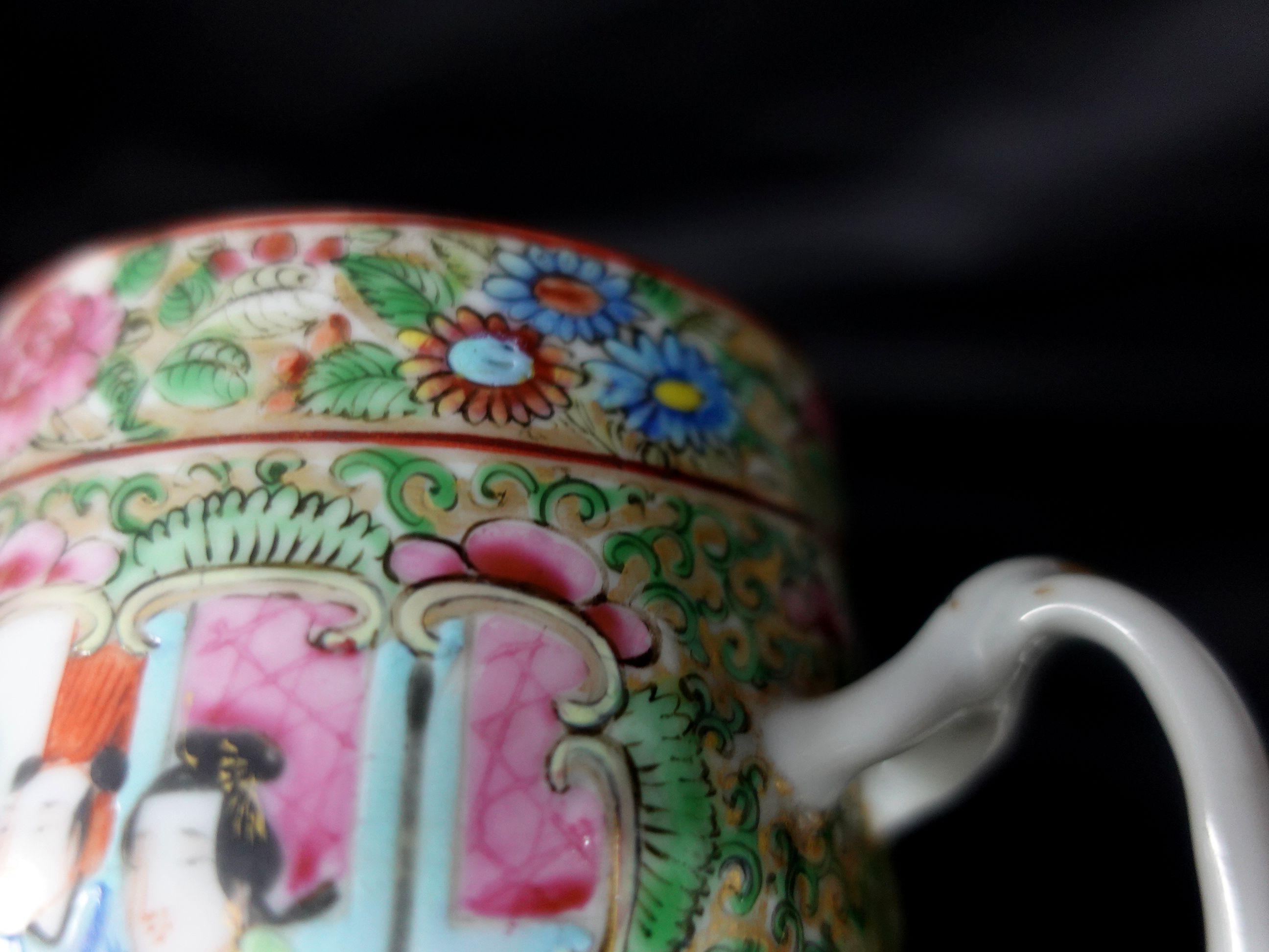 Paire de tasses en porcelaine d'exportation avec médaillon en forme de rose, Chine, 19ème siècle en vente 3
