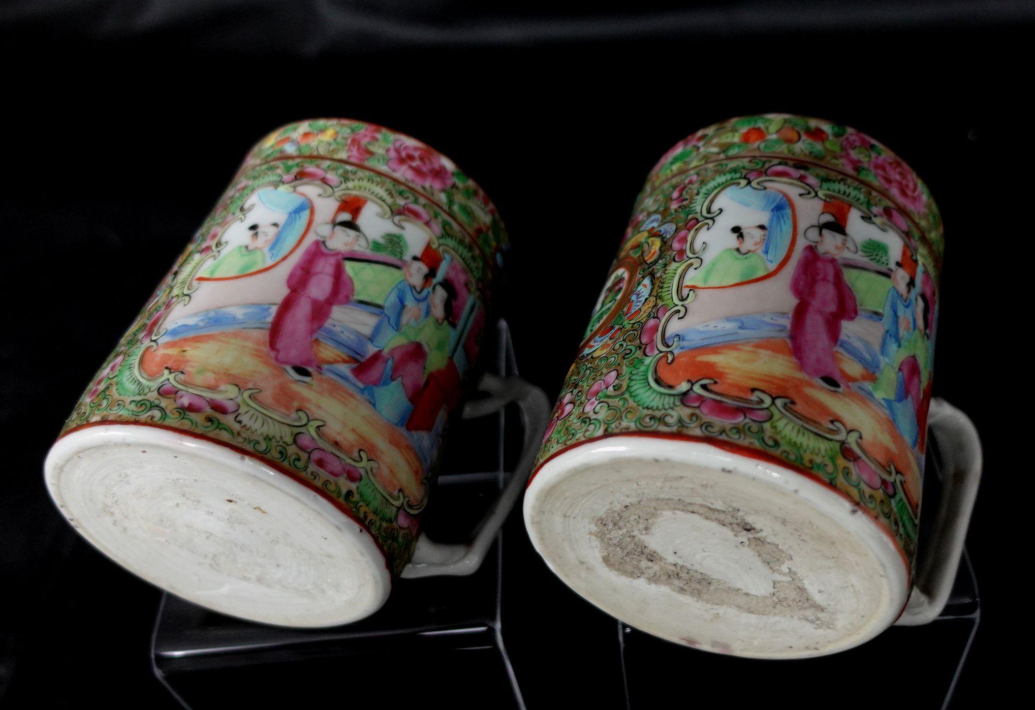 Paire de tasses en porcelaine d'exportation avec médaillon en forme de rose, Chine, 19ème siècle en vente 1