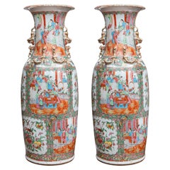 Paire de vases médaillons roses