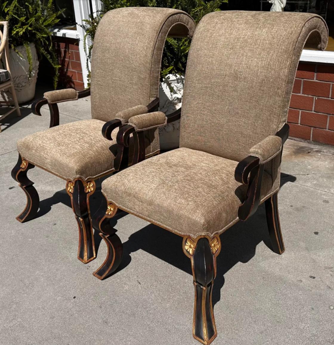 Ein Paar Rose Tarlow Black Chinoiserie Scroll Back Puccini Arm Chairs. Alle frisch gepolstert mit Caraggio-Stoff.